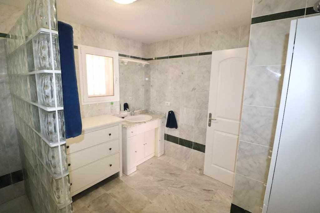 Dinastia B403 by Tenerife Rental & Sales view 3
