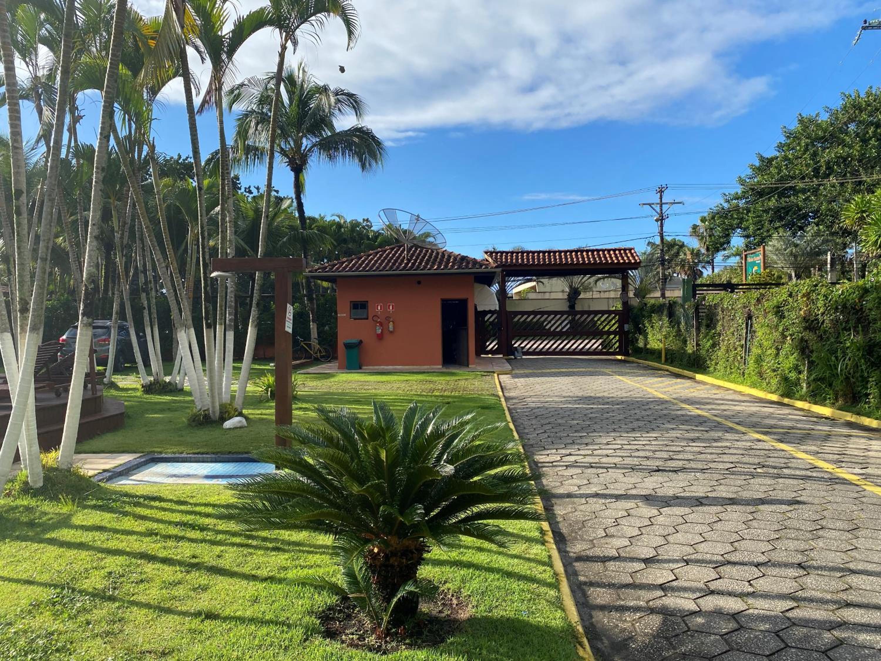 Lindo condomínio com piscina em Maresias- 50 m da praia