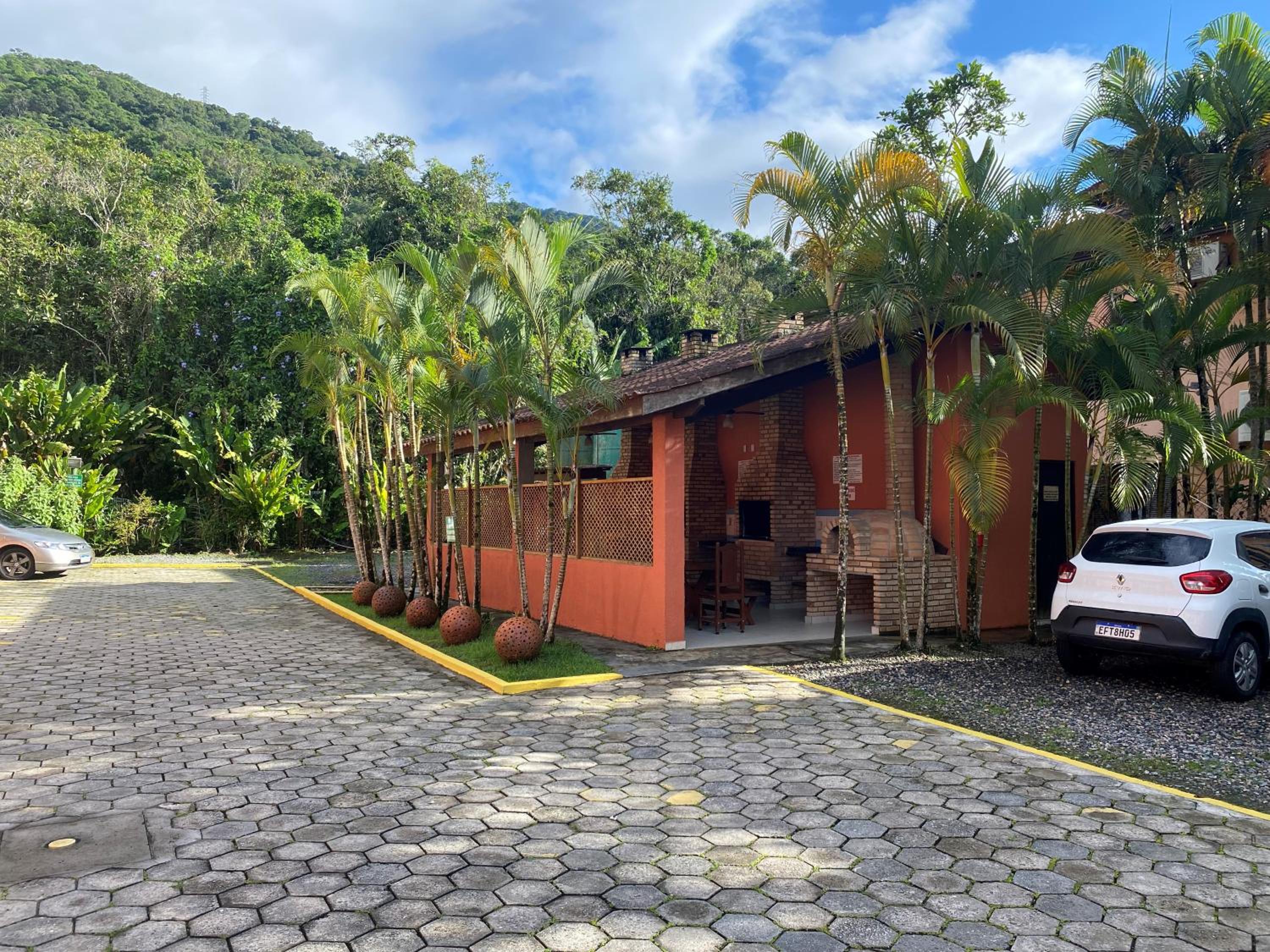 Lindo condomínio com piscina em Maresias- 50 m da praia