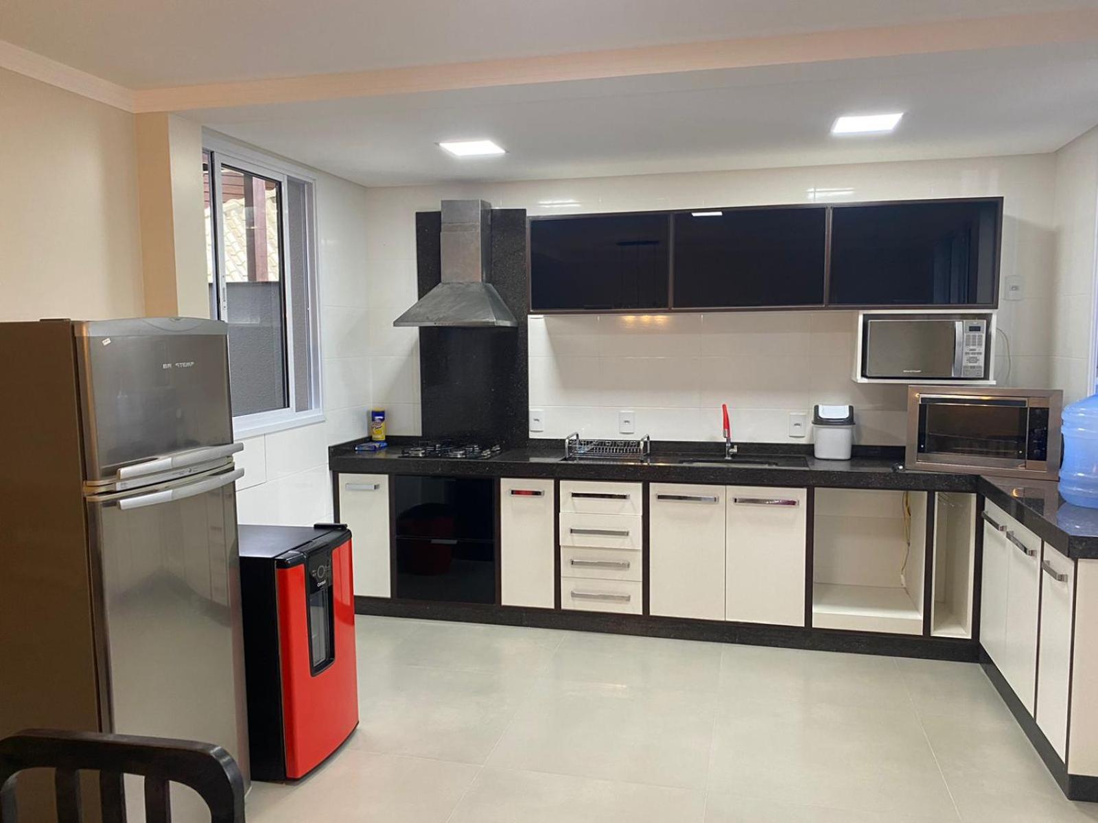 AMPLA casa em Zimbros Bombinhas