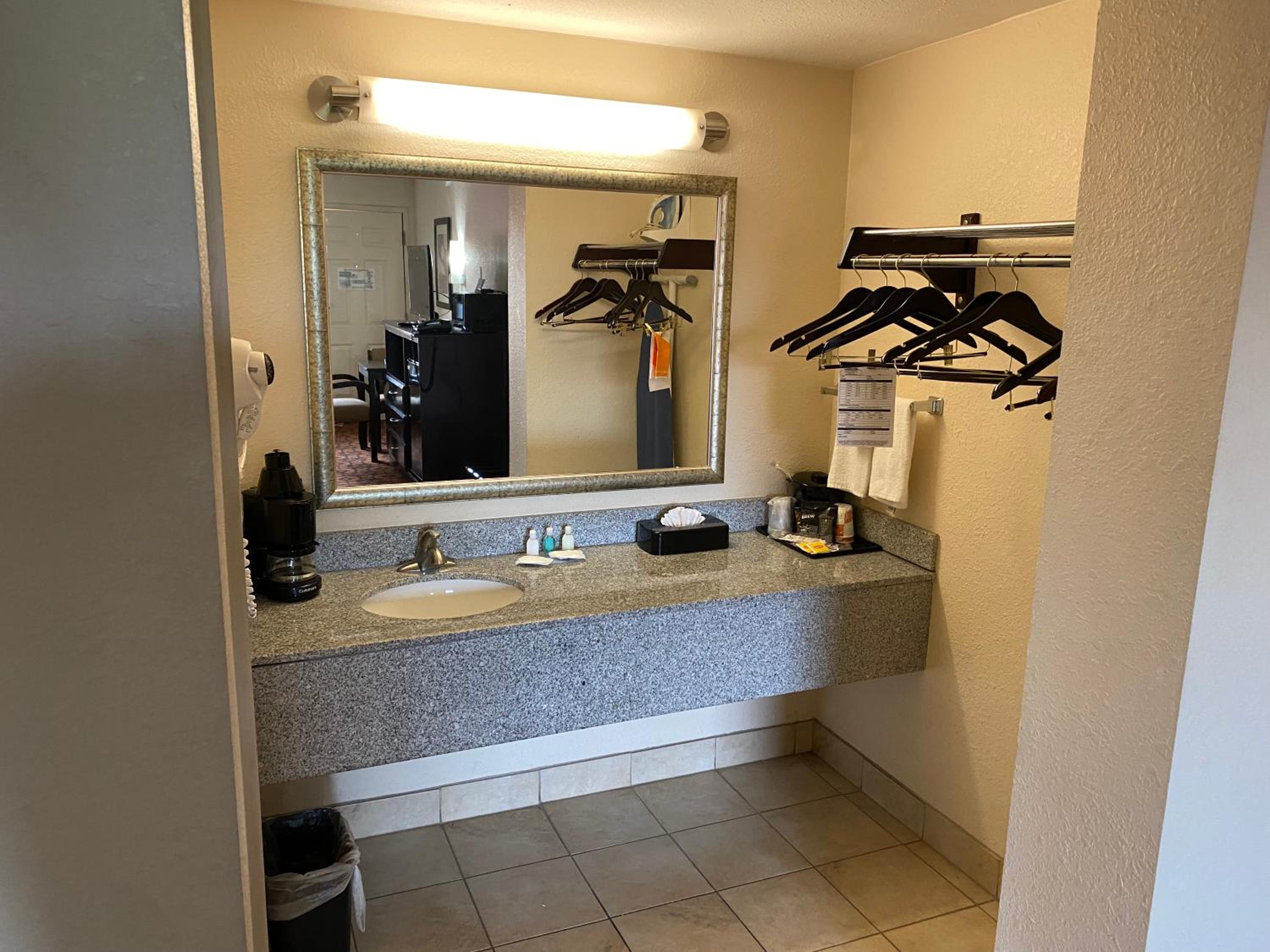 Oklahoma City Vacations - Motel 6 Oklahoma City OK Fairgrounds West - Property Image 46