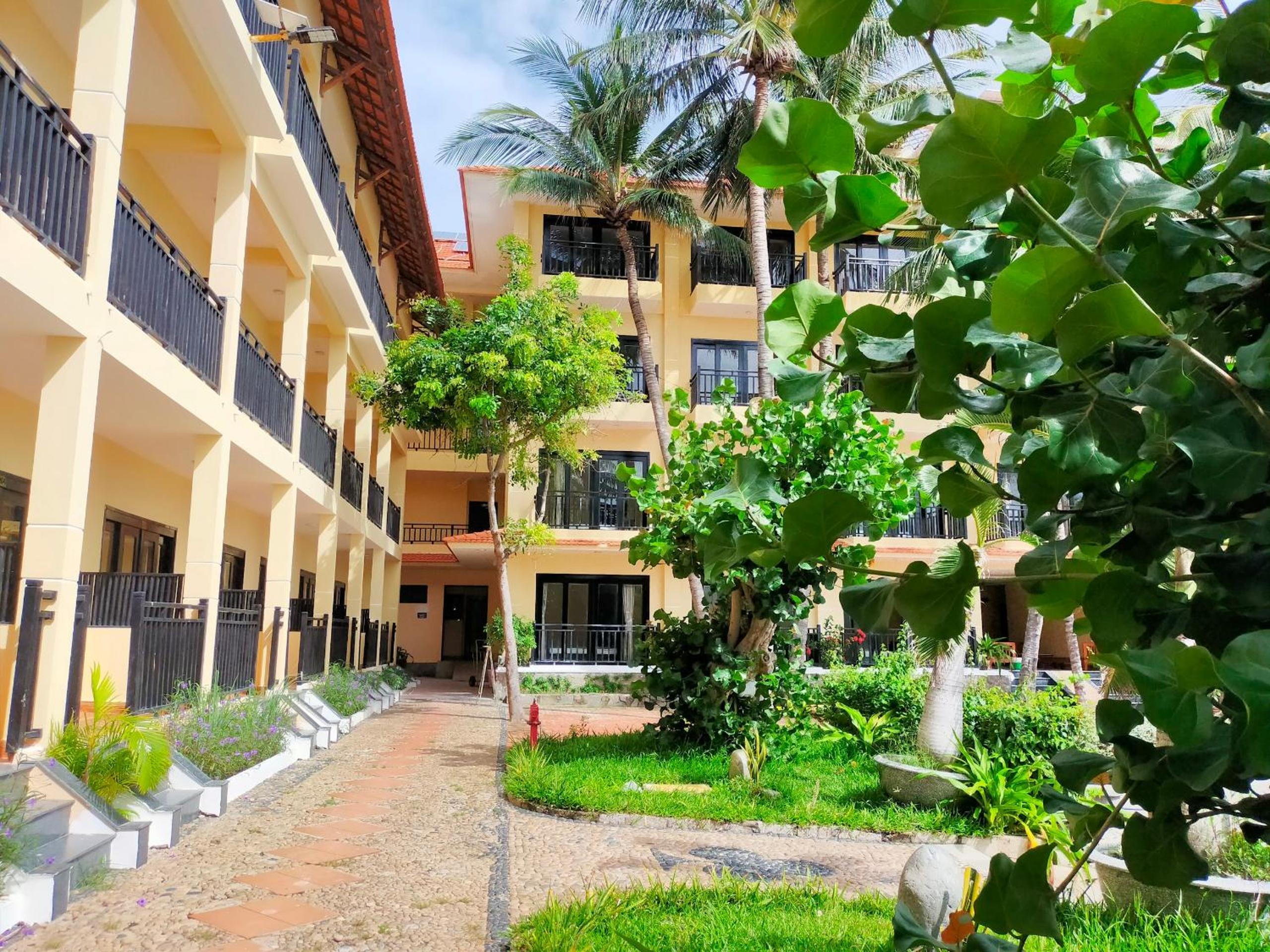 Hon Rom Central Beach Resort