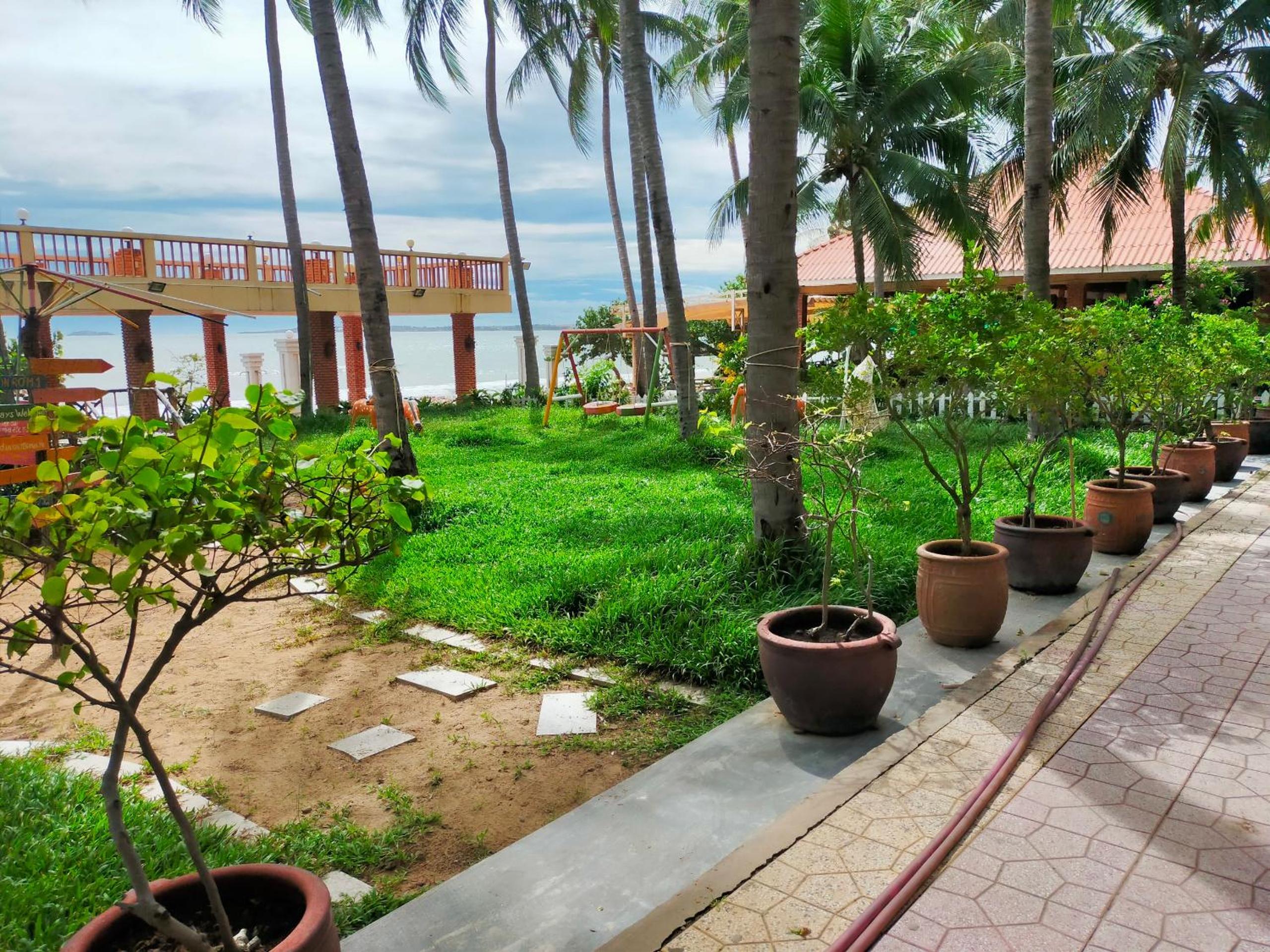 Hon Rom Central Beach Resort