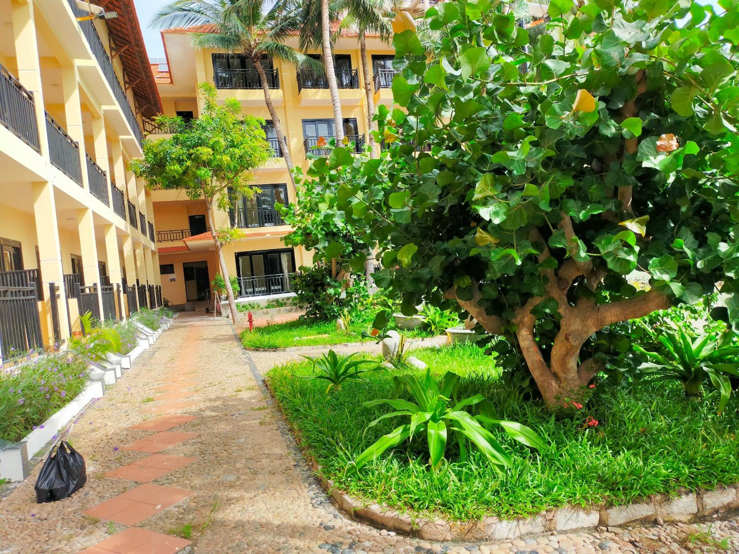 Hon Rom Central Beach Resort