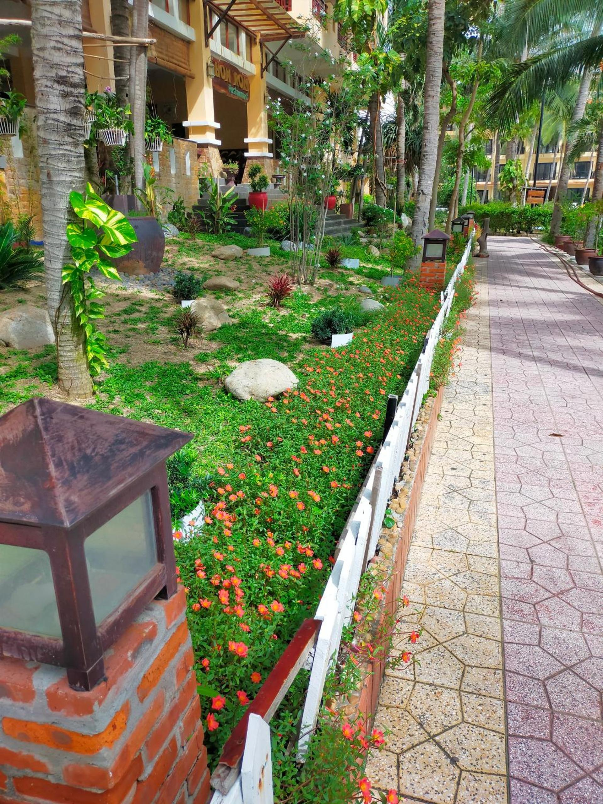 Hon Rom Central Beach Resort
