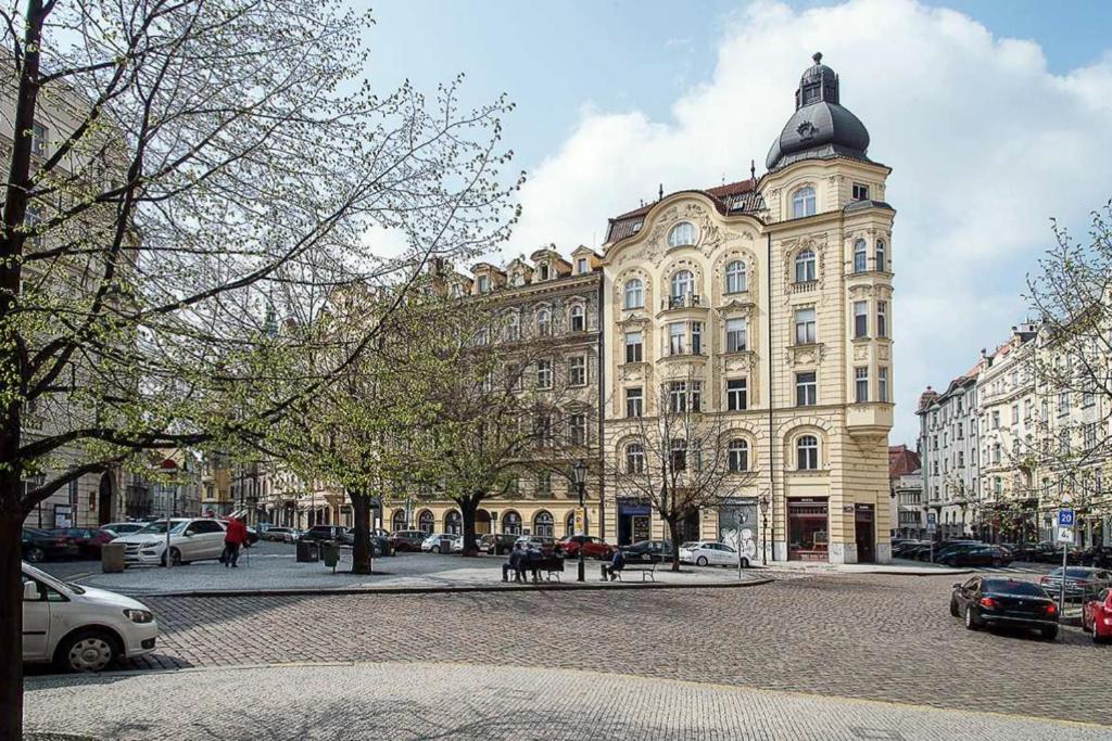 Elegant Old Town Apt with Balcony
