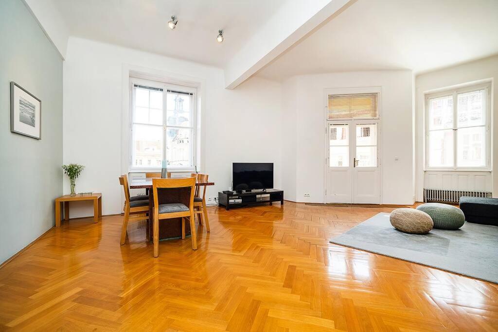Elegant Old Town Apt with Balcony