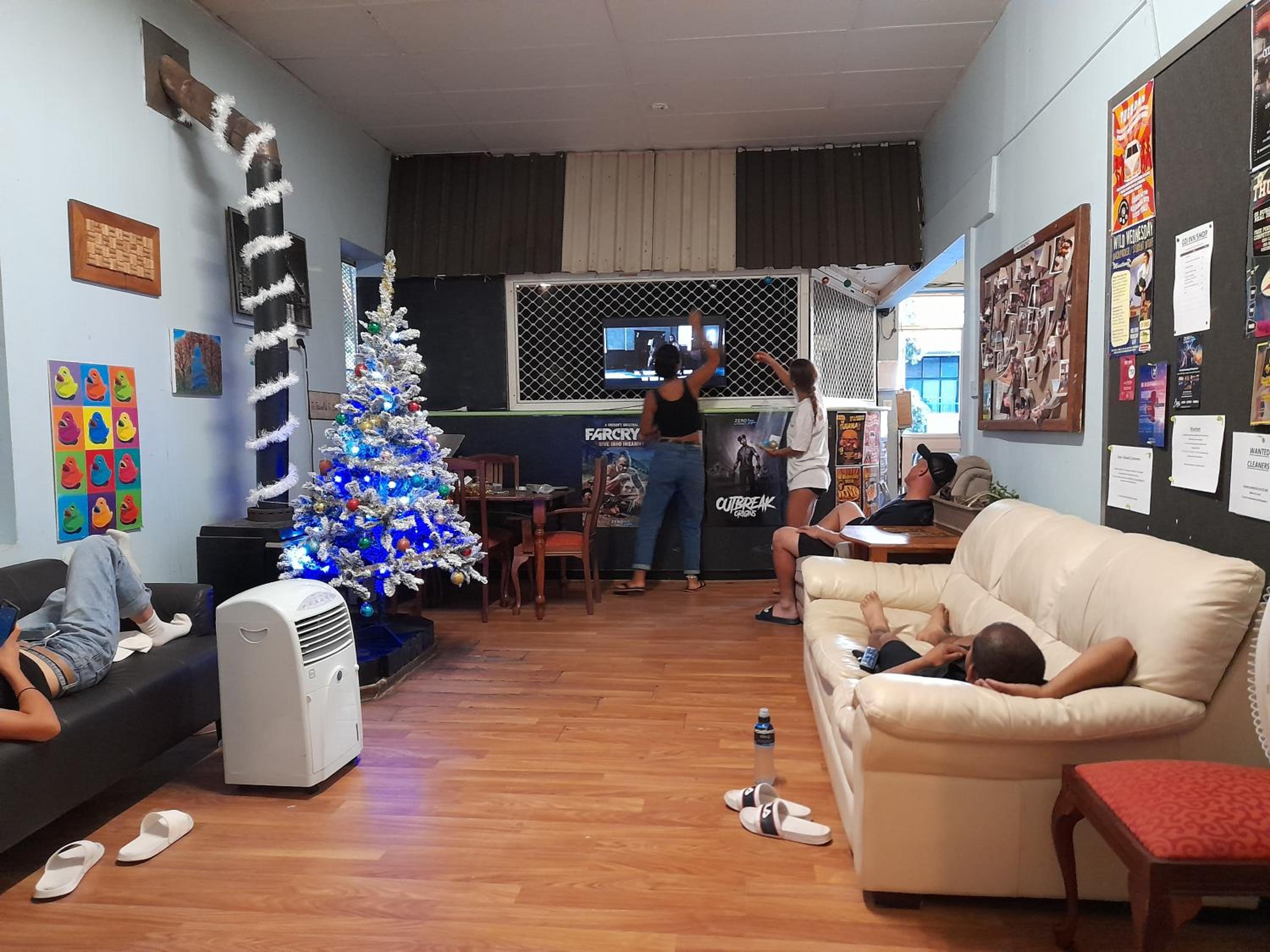 Ozi Inn Backpackers - Perth -Valid International Passport Required