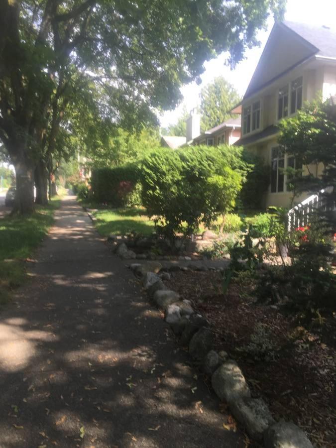 Quiet-comfy 3 bedroom house on a tree lined street in Kitsilano