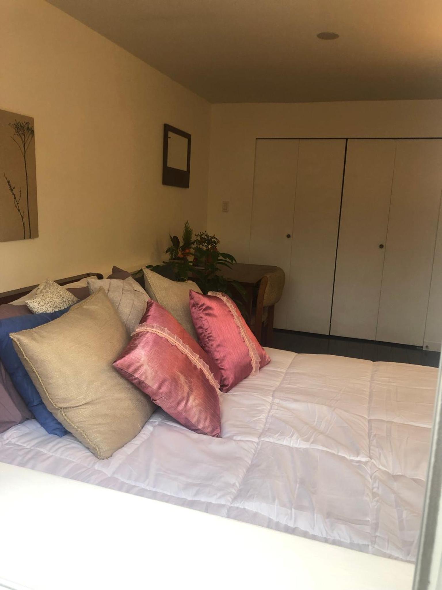 Quiet-comfy 3 bedroom house on a tree lined street in Kitsilano