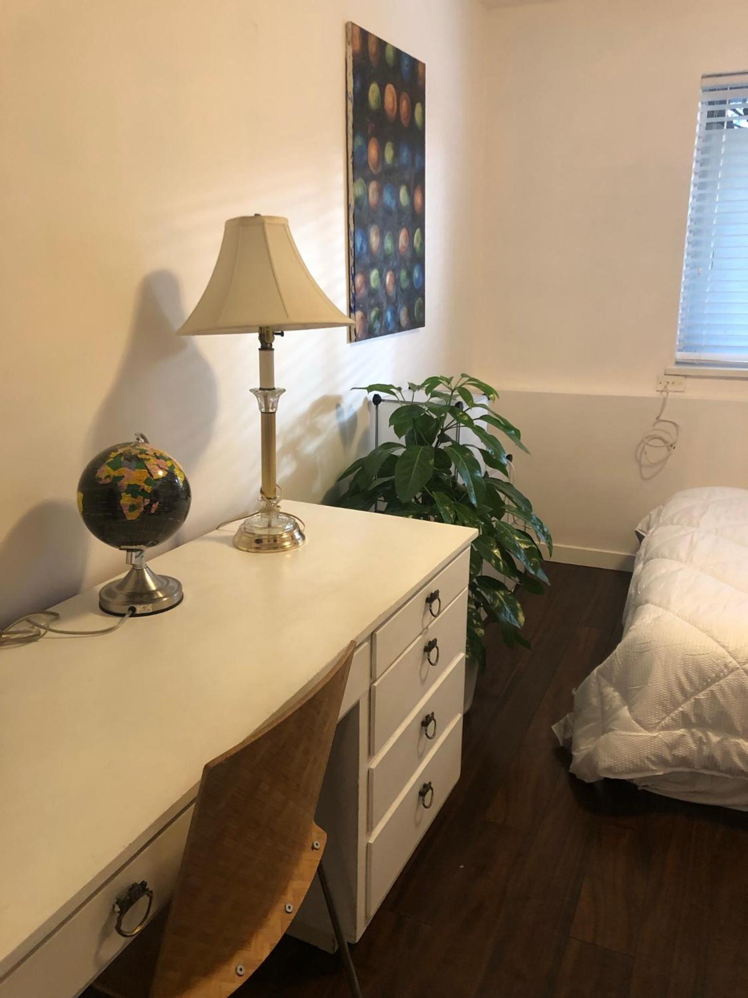 Quiet-comfy 3 bedroom house on a tree lined street in Kitsilano