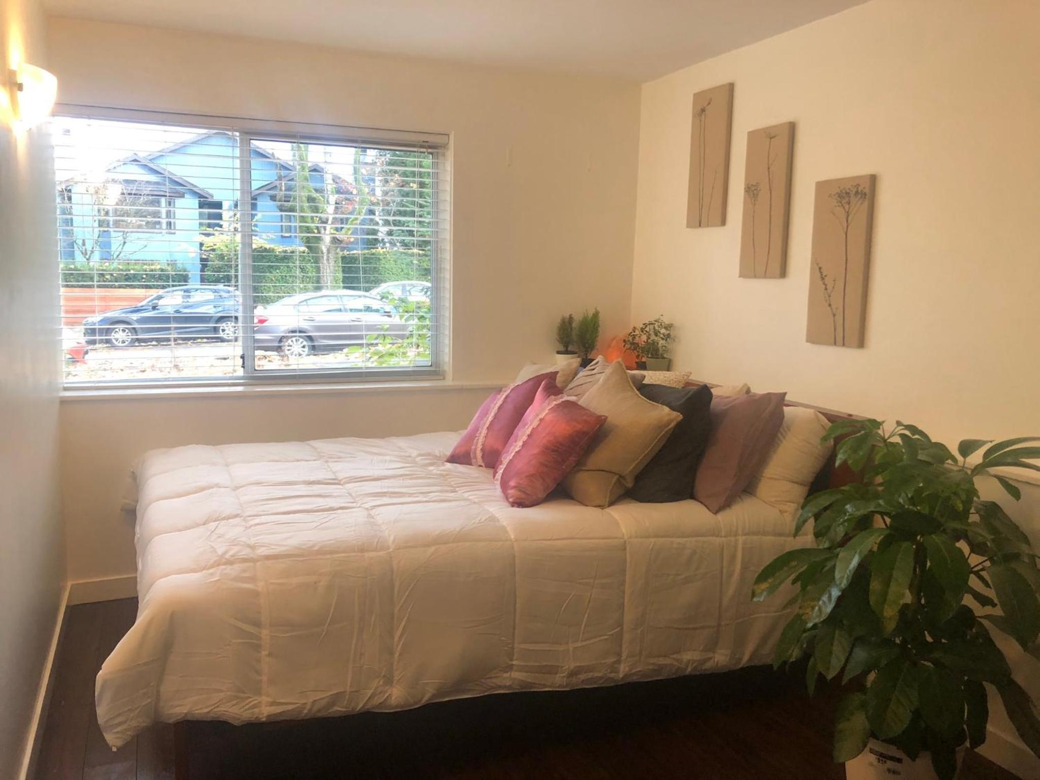 Quiet-comfy 3 bedroom house on a tree lined street in Kitsilano