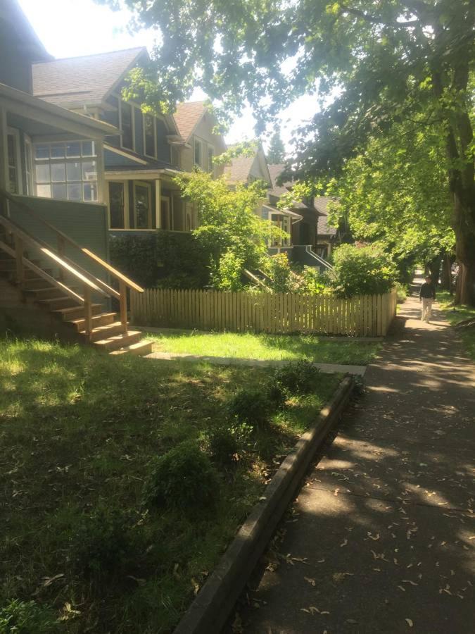 Quiet-comfy 3 bedroom house on a tree lined street in Kitsilano
