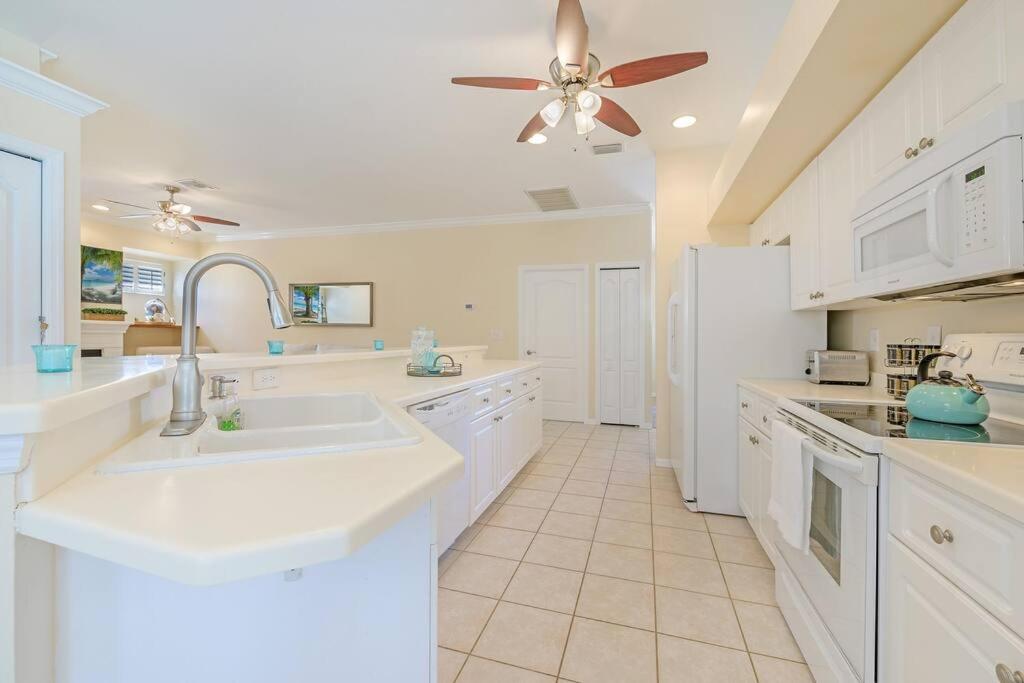 Paradise Escape Luxury Pool w/Game Room King Bed view 2