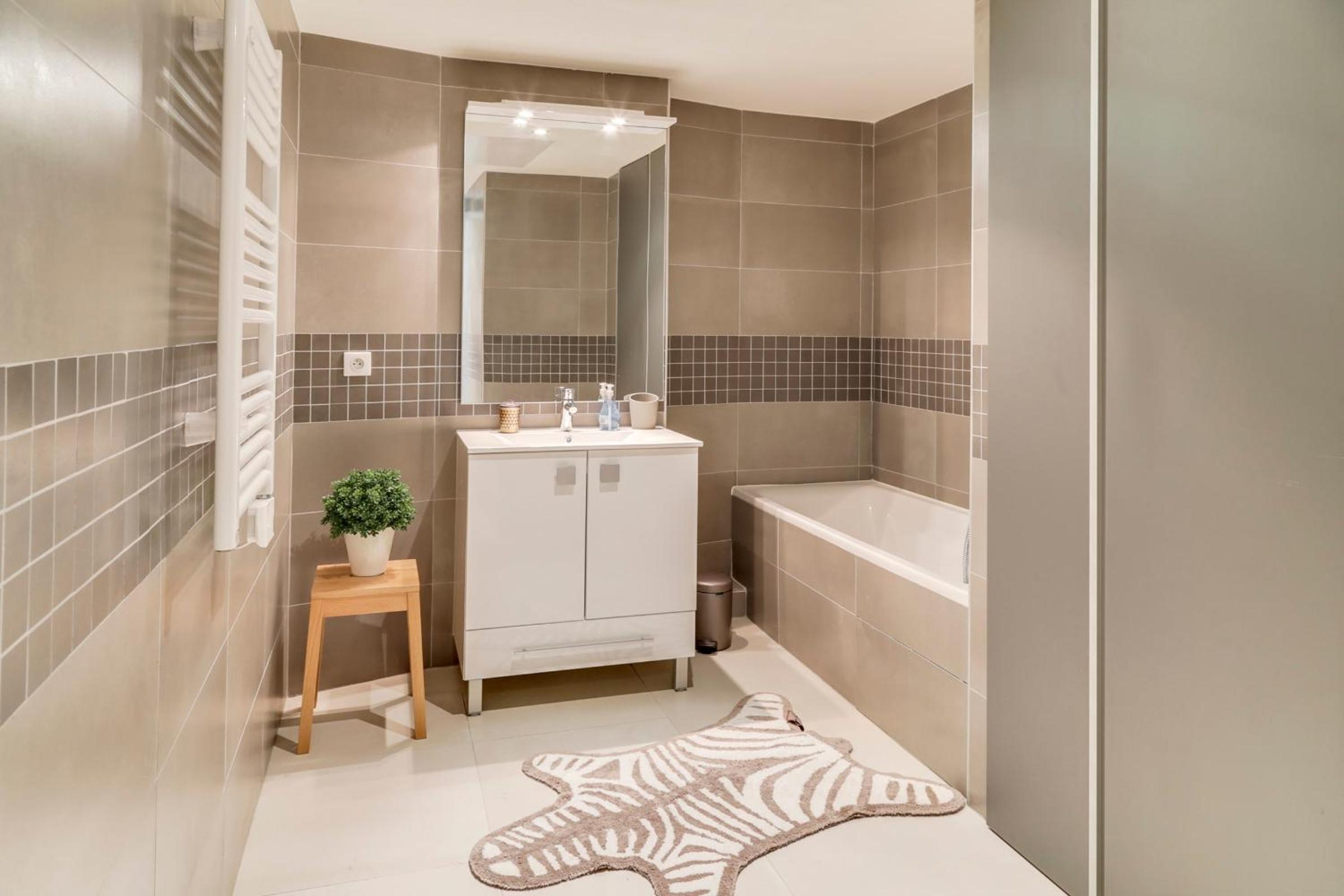 IMMOGROOM- Modern - Elegant - Close to the beach -AC view 4