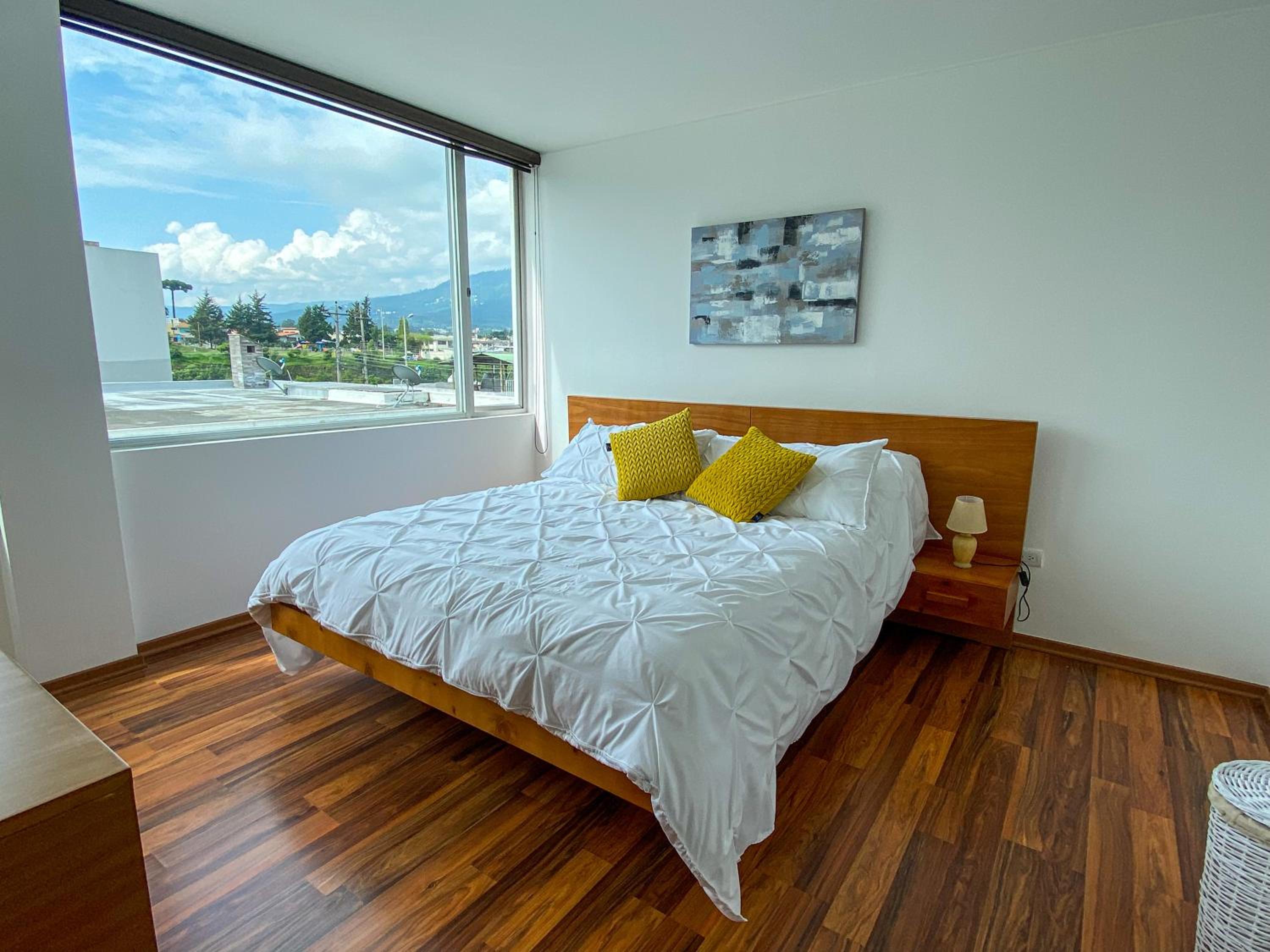 HERMOSO DEPARTAMENTO CON INCREIBLES VISTAS CUMBAYA view 2