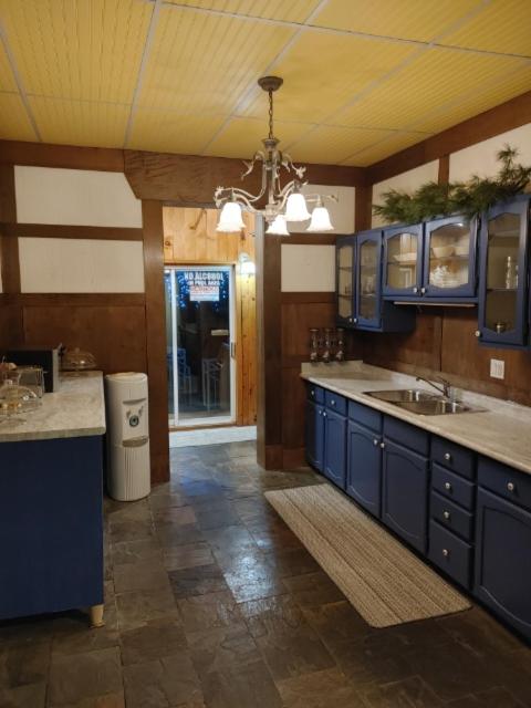 Marmora and Lake Inn and Victorian Diner