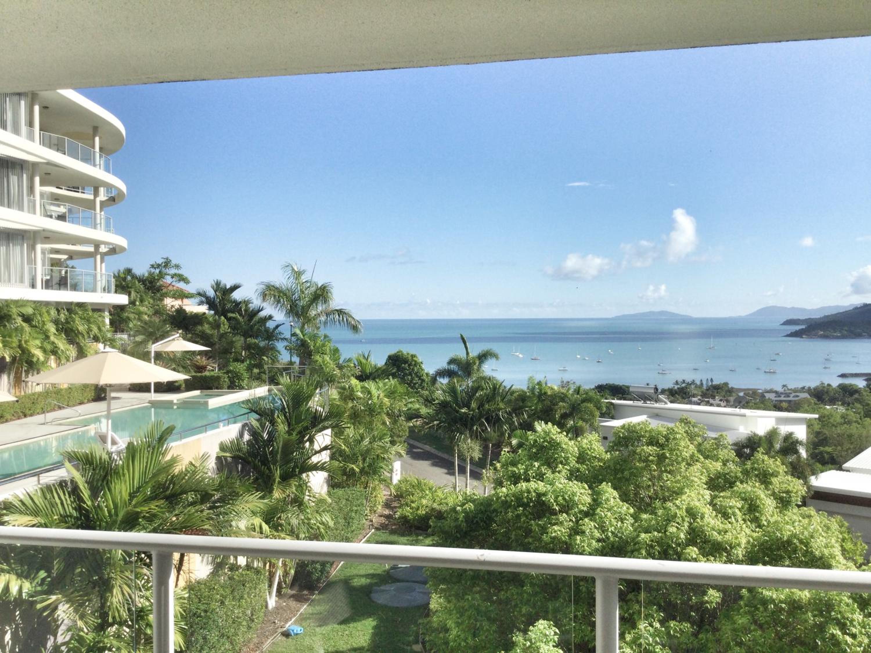 Hotel Three B Airlie 2 bedroom unit Seaviews & Pool - Image 1