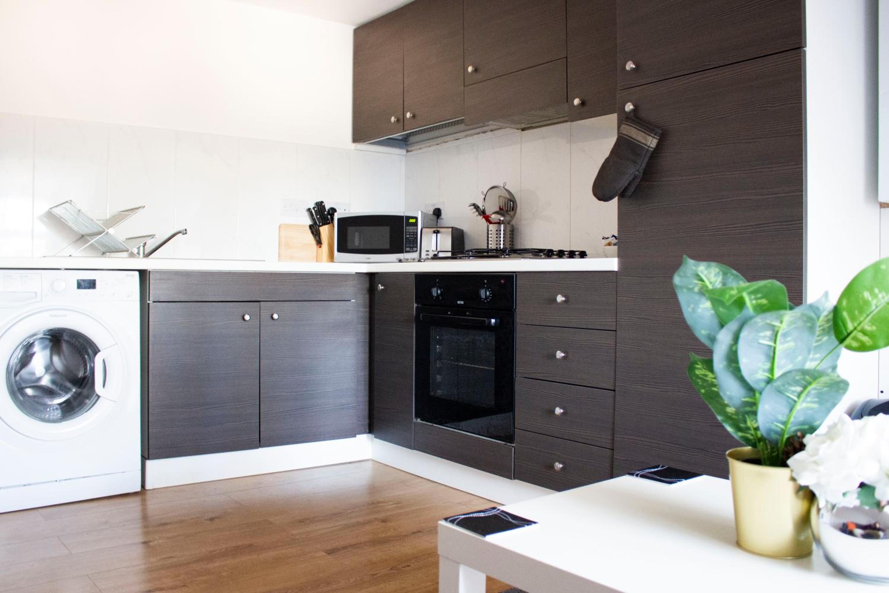 Town Centre Apartment with FREE Parking view 5