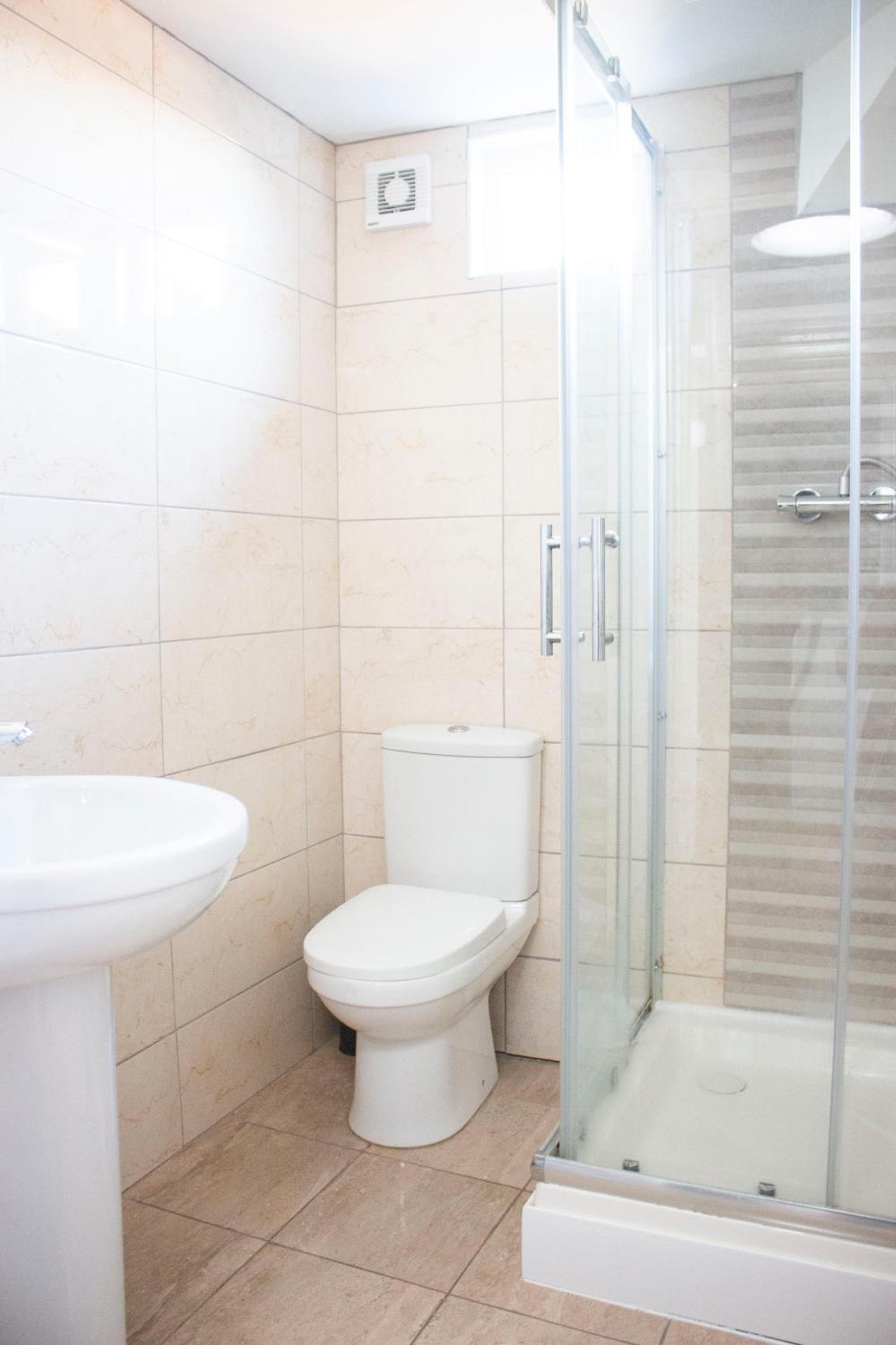 Town Centre Apartment with FREE Parking view 3