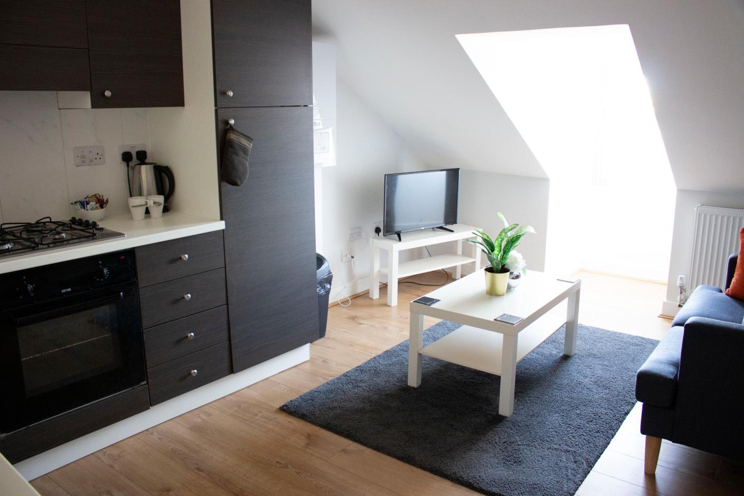 Town Centre Apartment with FREE Parking view 4