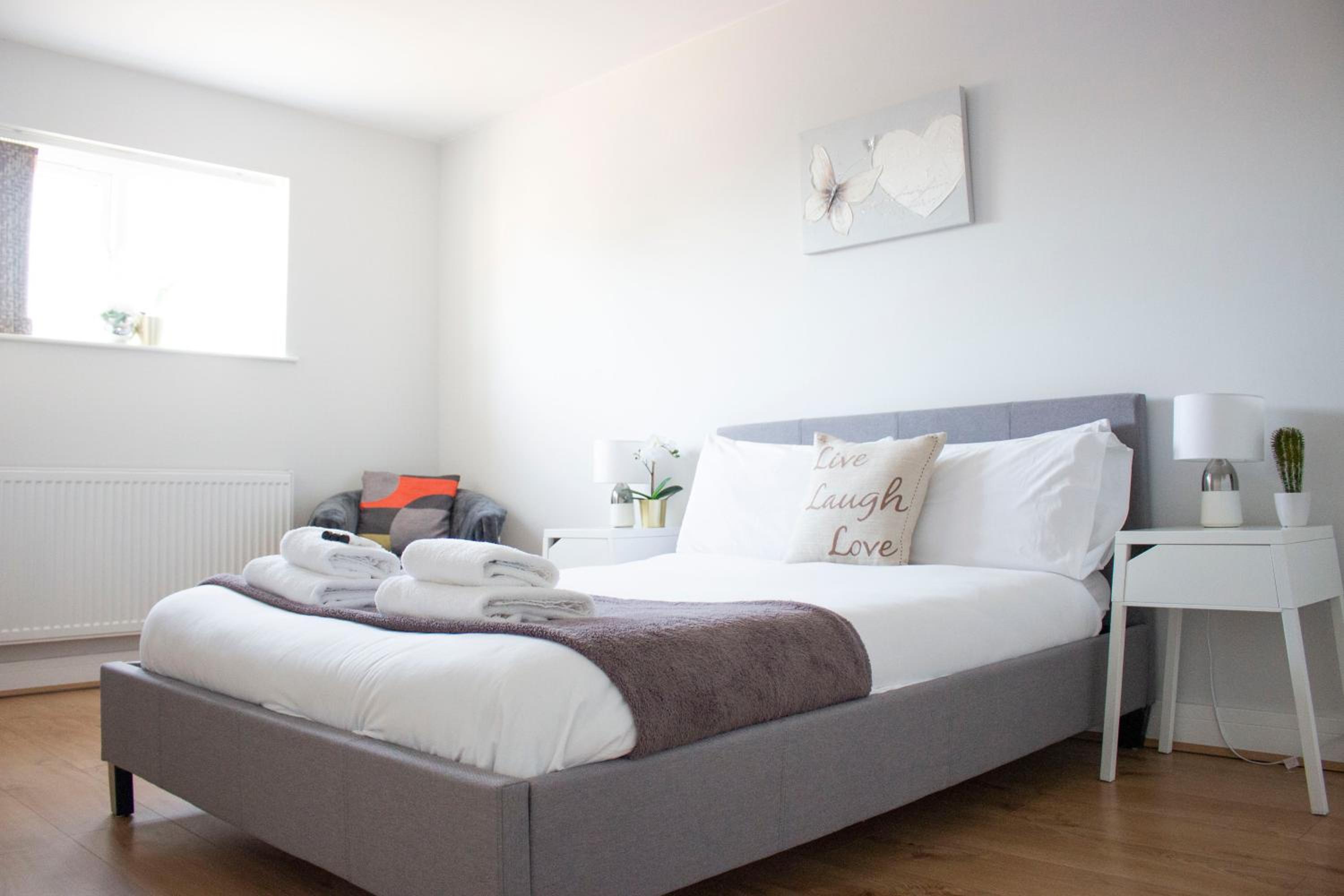 Large 1st Floor Open Plan Apartment view 3