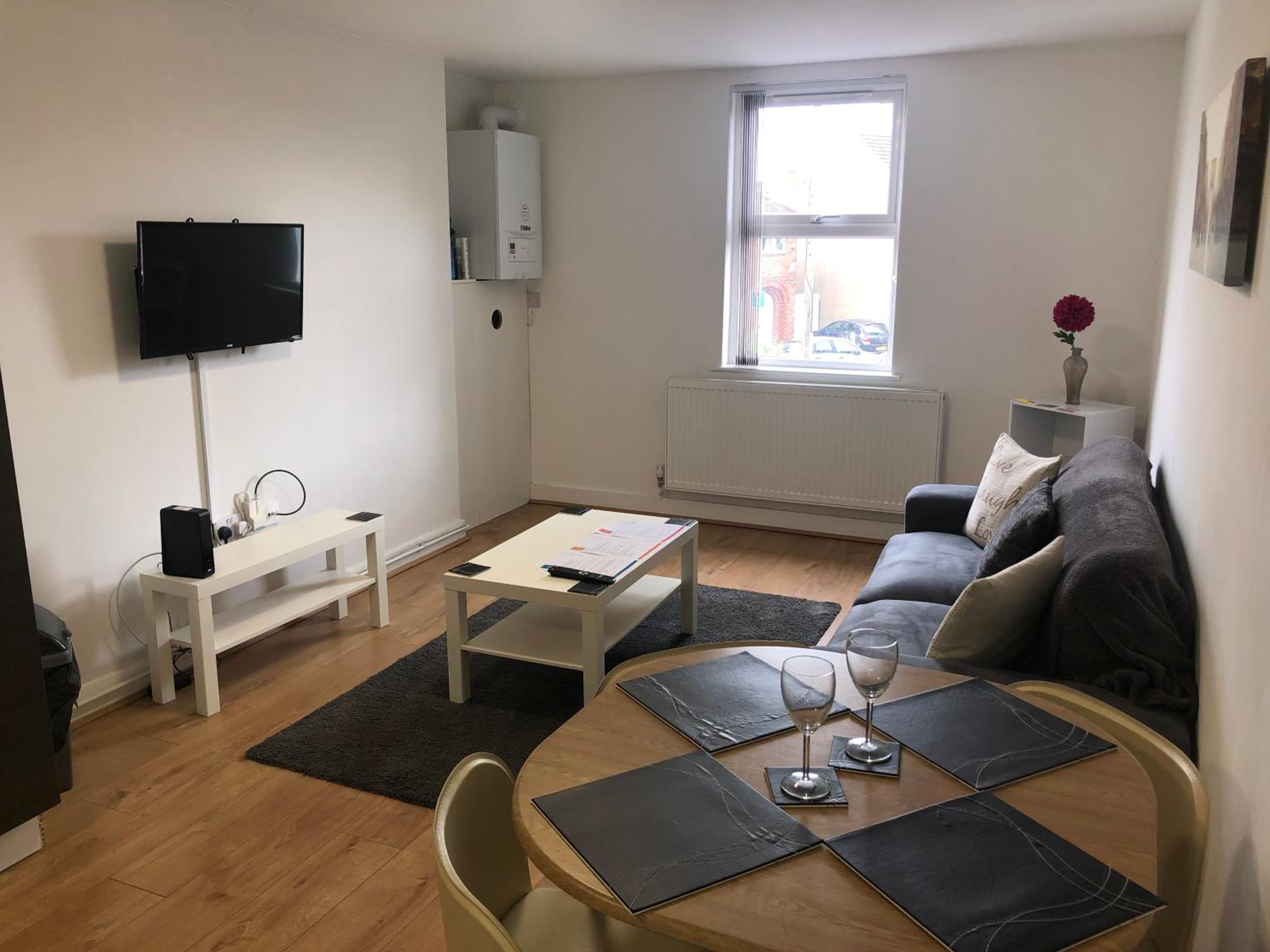 Loughborough Vacations - 2 Bedroom Large First Floor Apartment with FREE Parking - Property Image 7