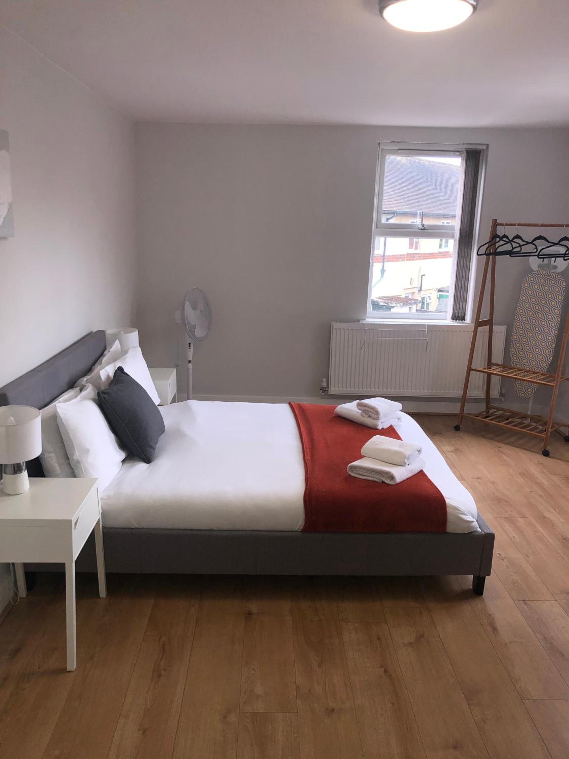 Loughborough Vacations - 2 Bedroom Large First Floor Apartment with FREE Parking - Property Image 3