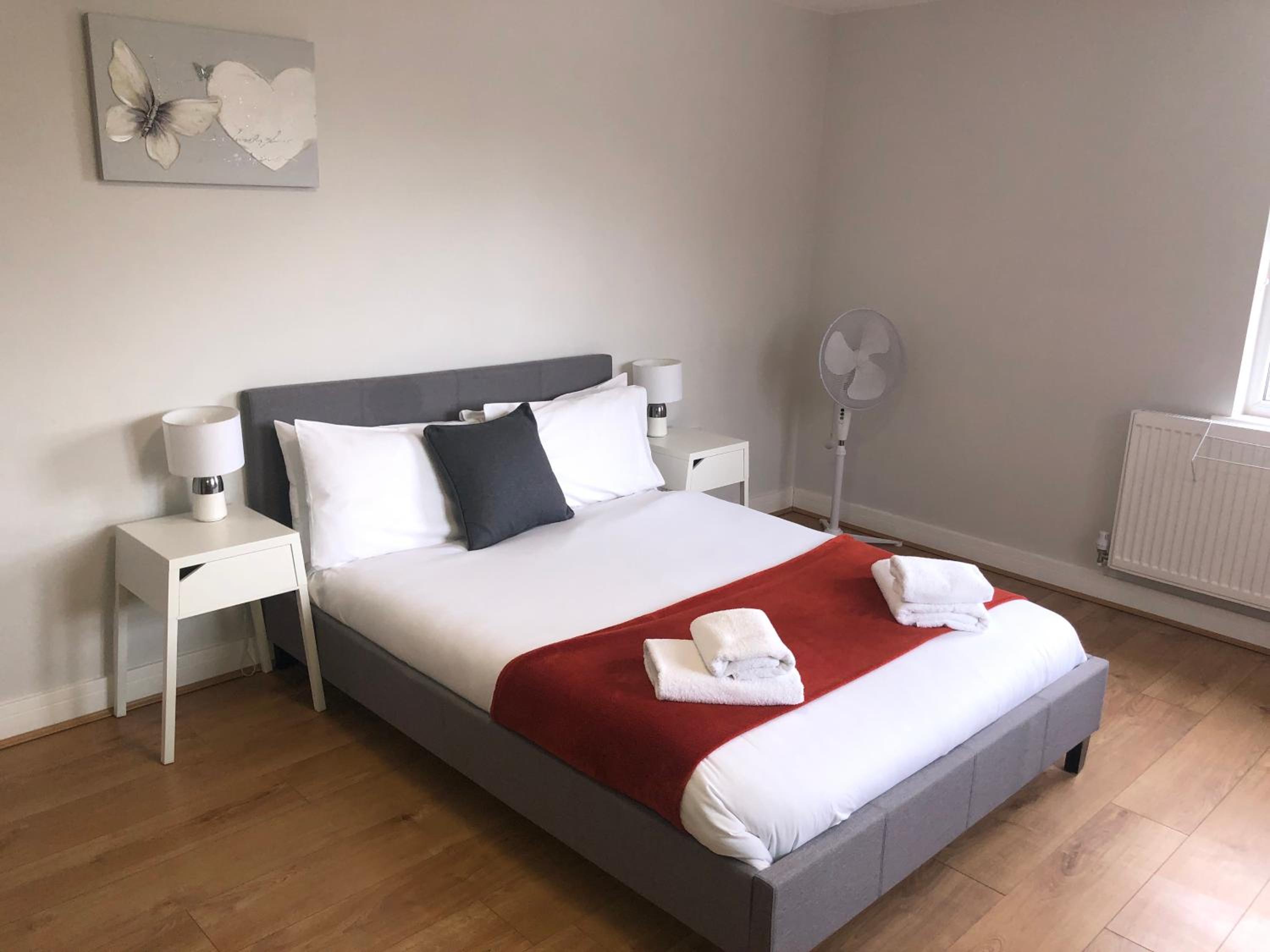 2 Bedroom Large First Floor Apartment with FREE Parking view 5