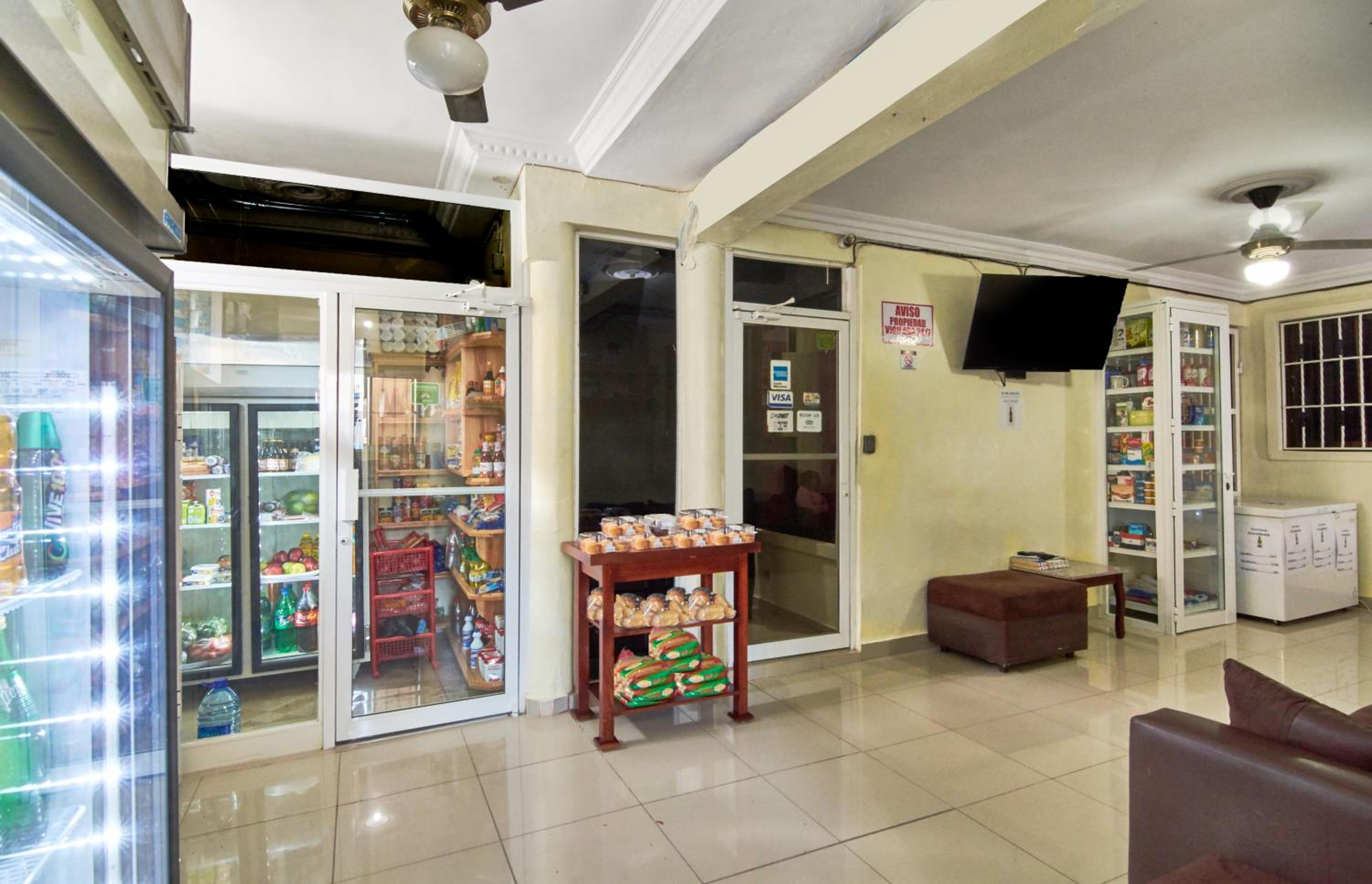 Modern Studio Near Airport Fast WiFi Generator