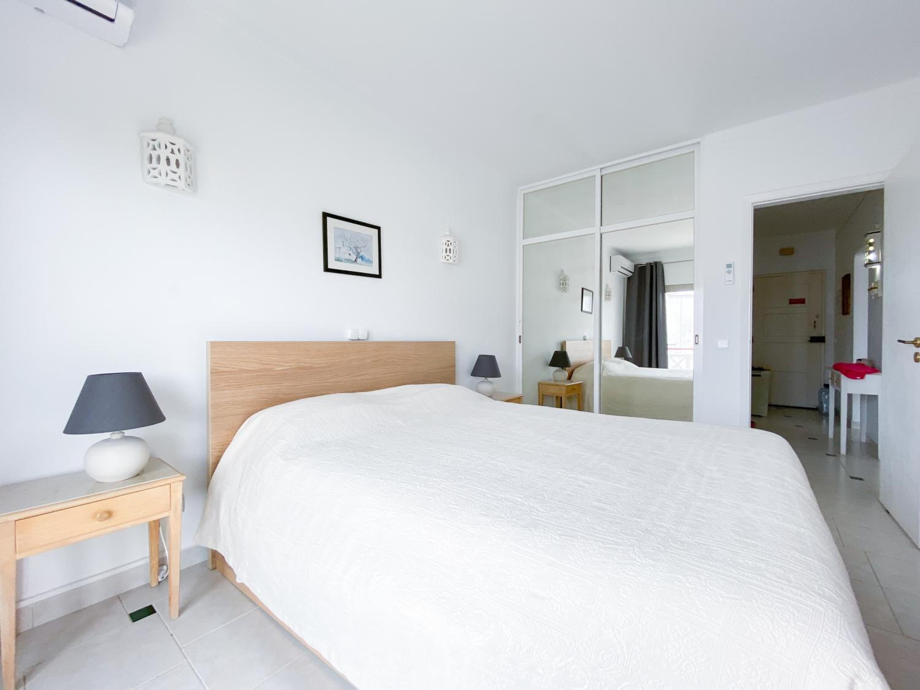 Charming apartment at Meia Praia #1866 view 3