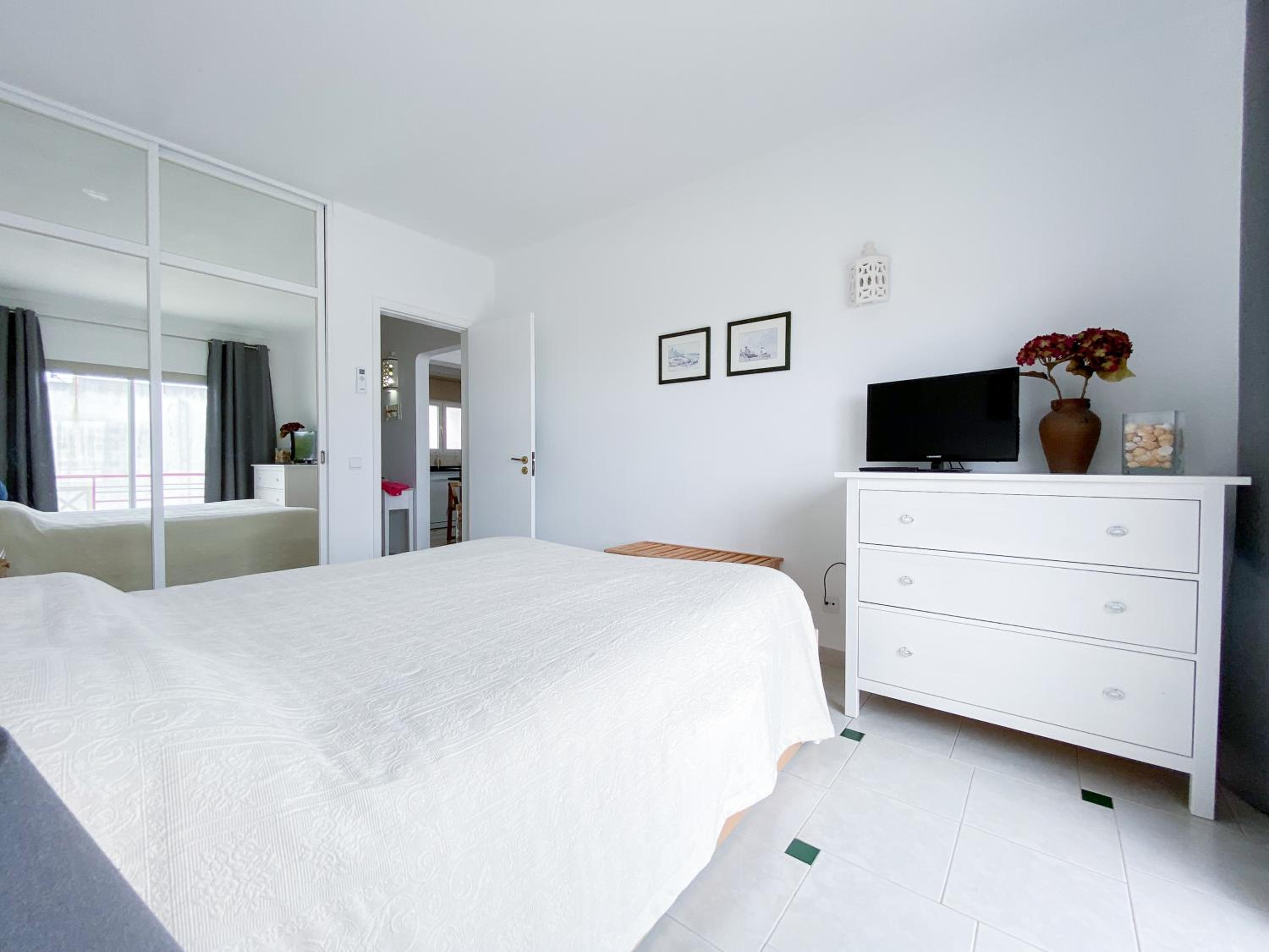 Charming apartment at Meia Praia #1866 view 4