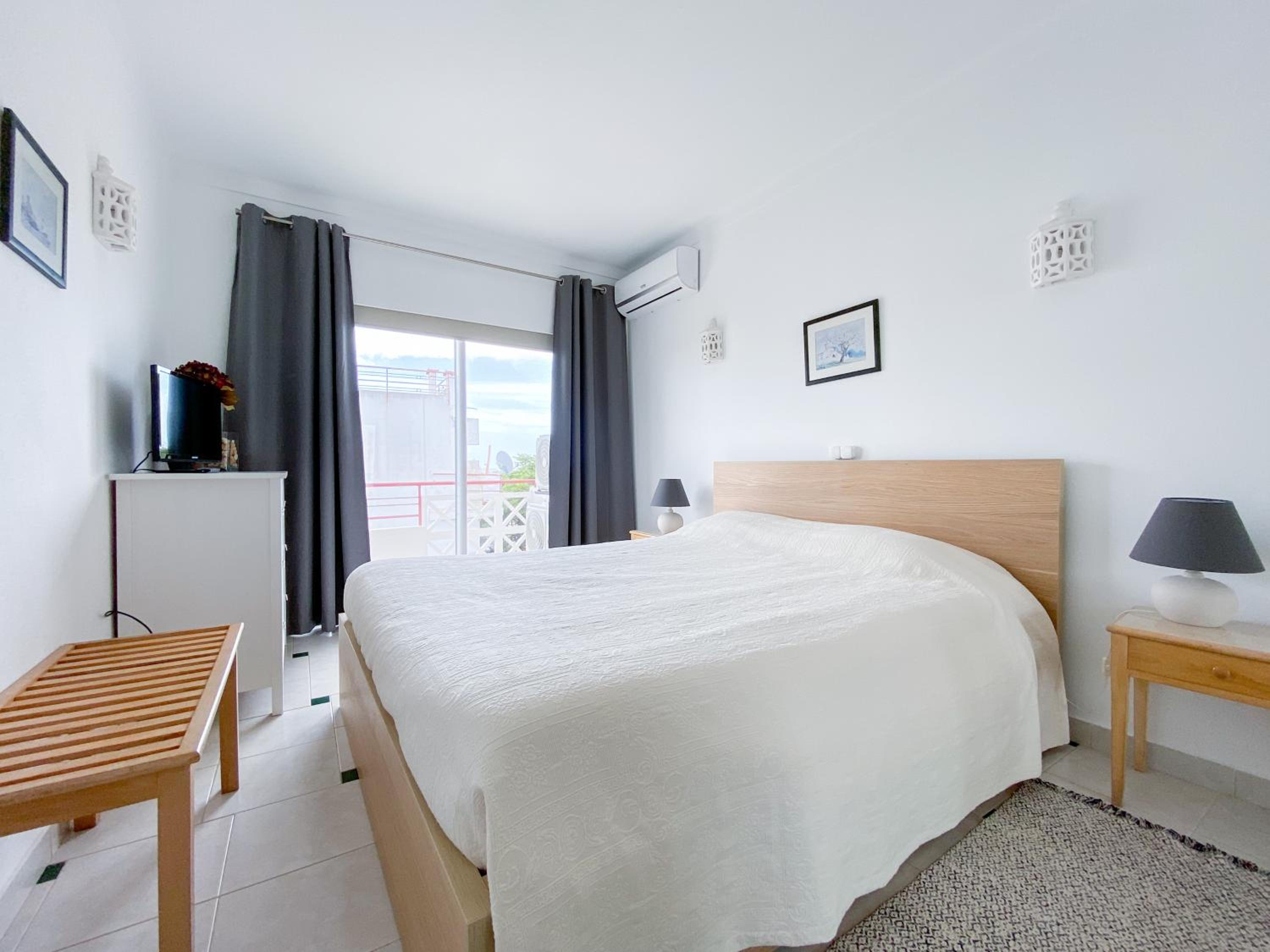 Charming apartment at Meia Praia #1866 view 2