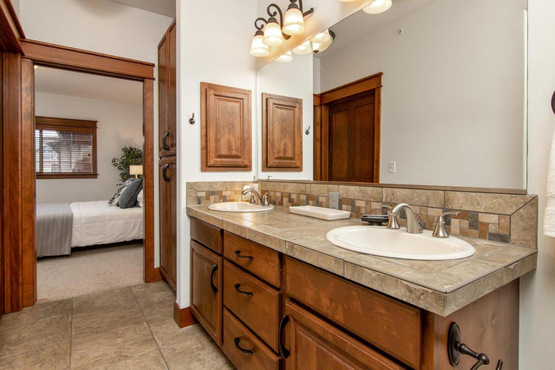 Modern Riverstone Condo with Grand Deck - Steps to Shops, Restaurants, Trails and River, photo 9
