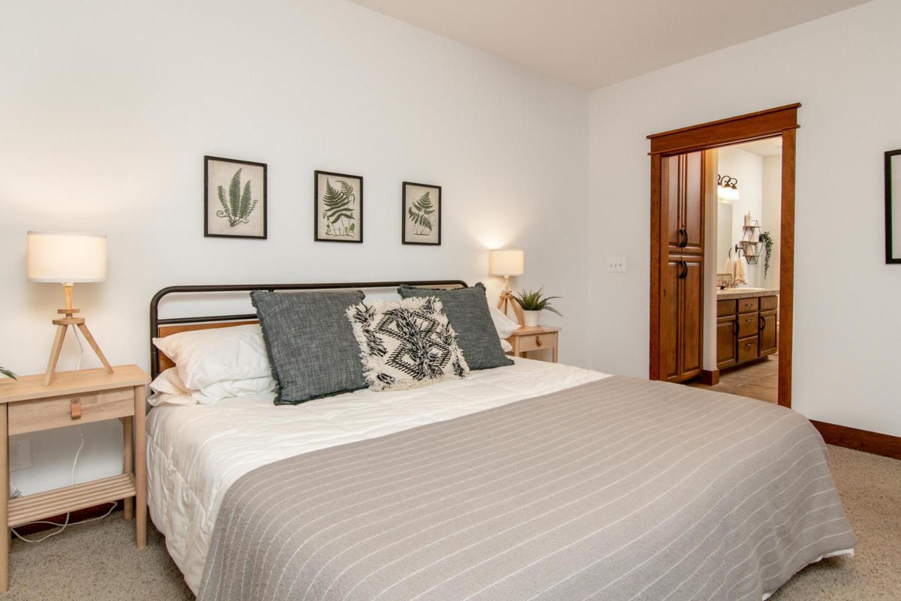 Modern Riverstone Condo with Grand Deck - Steps to Shops, Restaurants, Trails and River, photo 12