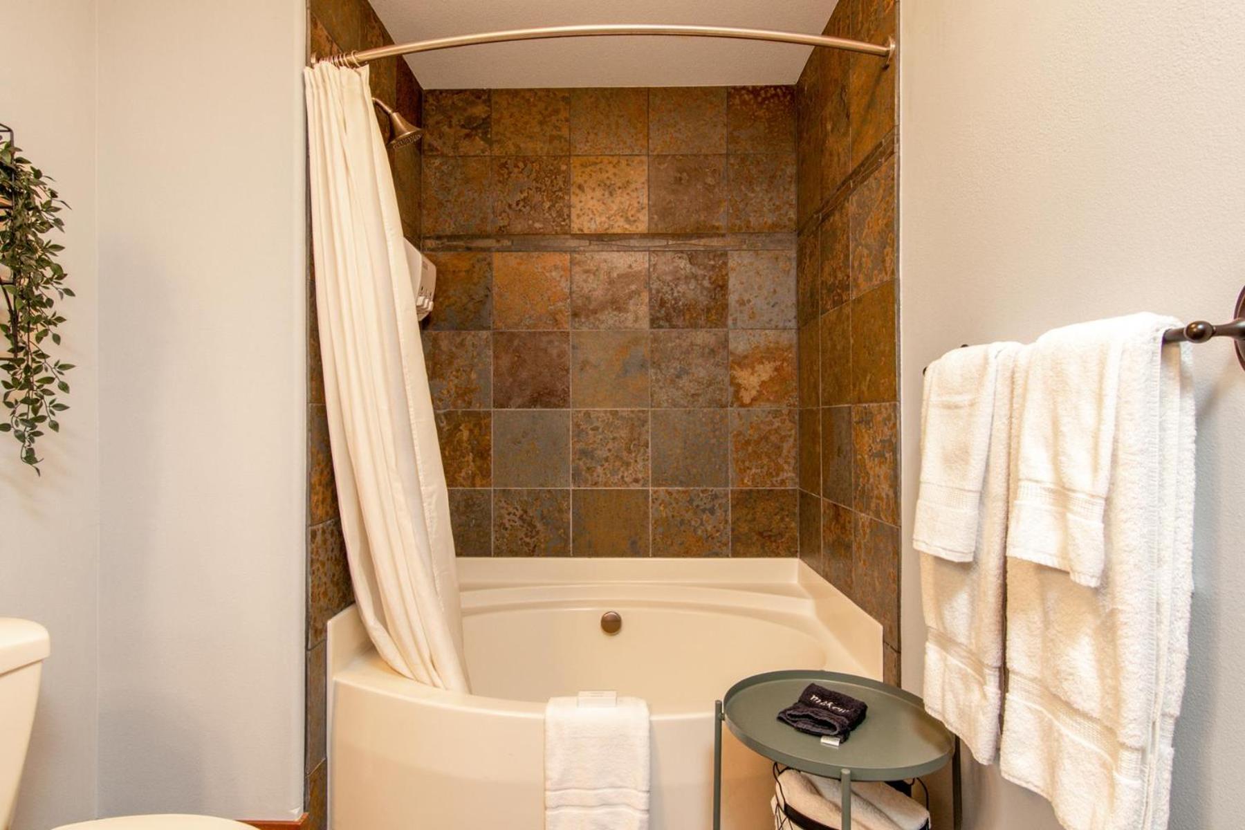 Modern Riverstone Condo with Grand Deck - Steps to Shops, Restaurants, Trails and River, photo 4