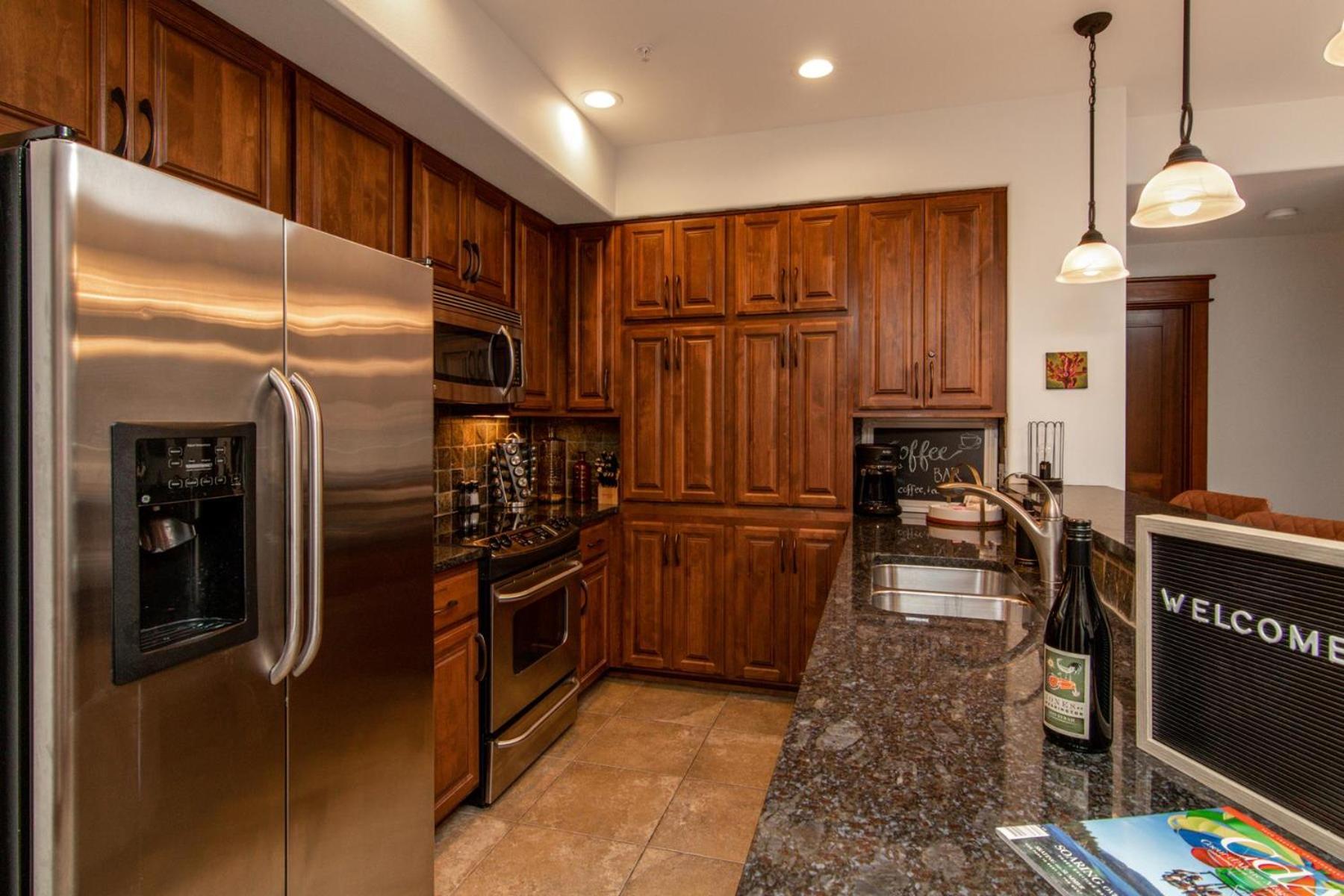 Modern Riverstone Condo with Grand Deck - Steps to Shops, Restaurants, Trails and River, photo 13
