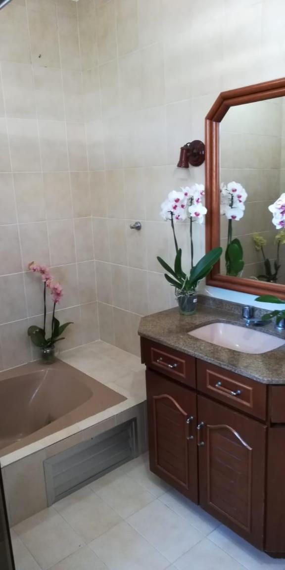Casa grande com piscina e churrasqueira