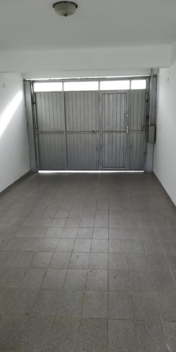 Casa grande com piscina e churrasqueira