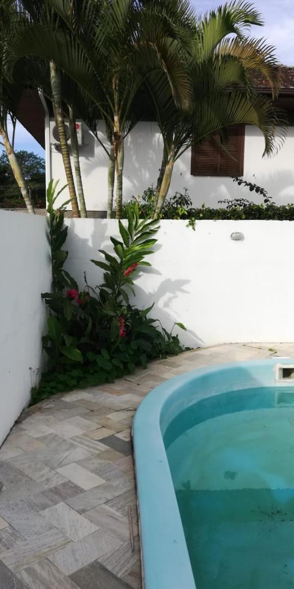 Casa grande com piscina e churrasqueira