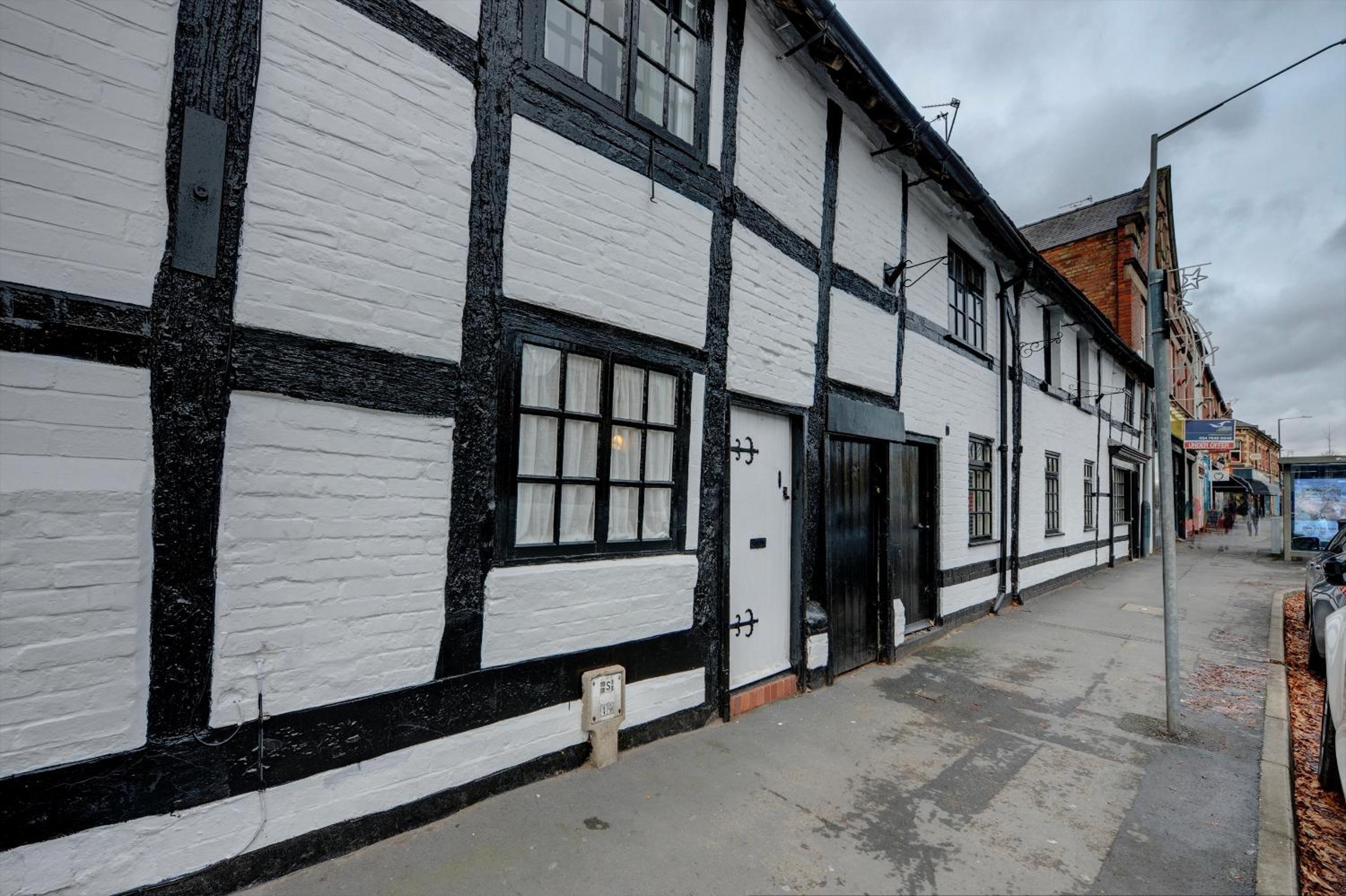 Warwick Vacations - Tudor Cottage by Spa Town Property - Historic Charm in Warwick Town Centre - Property Image 1