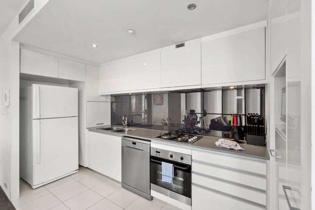 Circle on Cavill - Hosted by Coastal Letting Co.