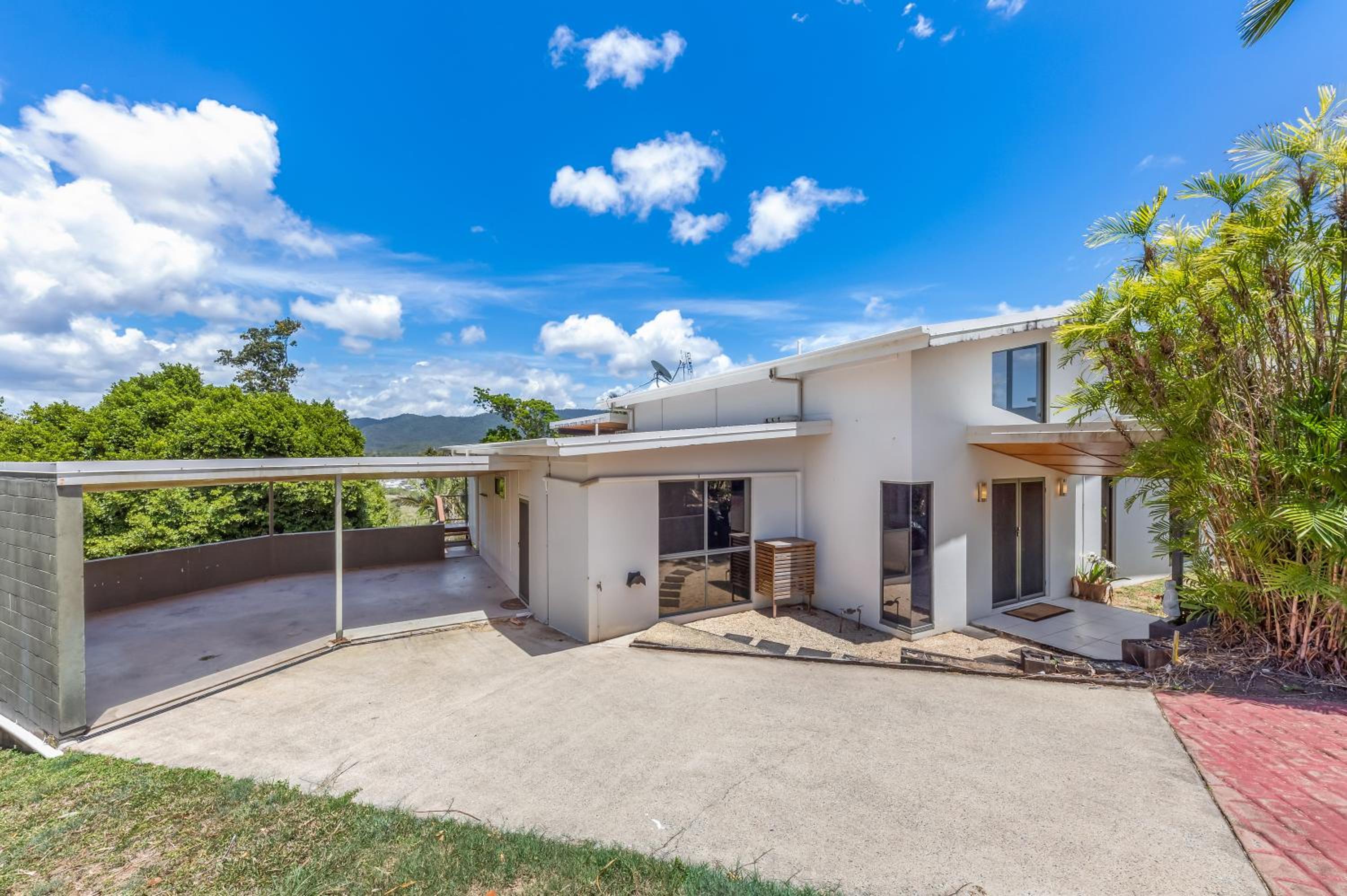 Hilltop Views - Cannonvale