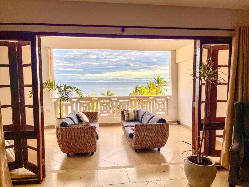 La Mera Ocean-View, with Pool and 2 stylish Bedroom