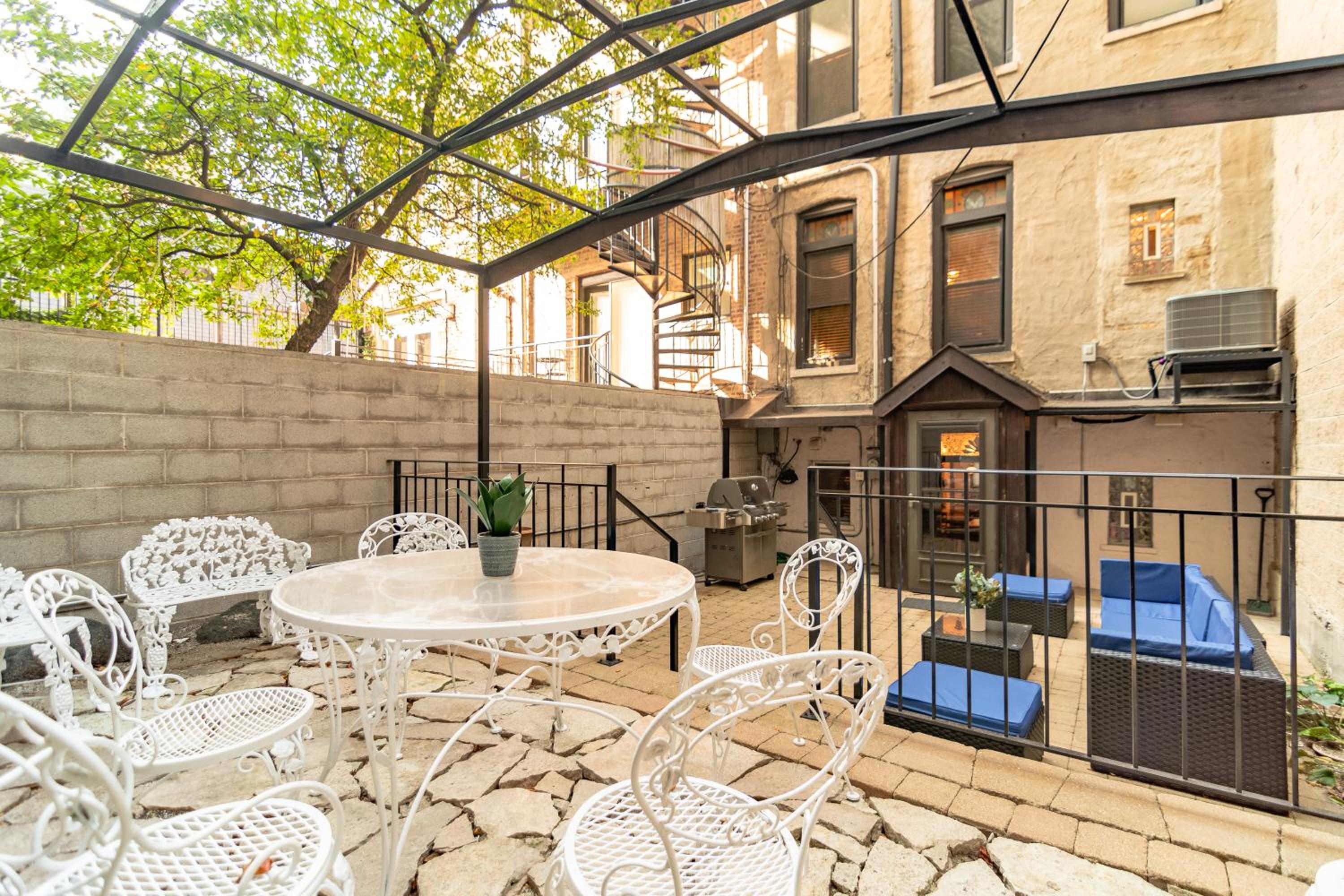 Luxurious classic Gold coast villa for 12 guests view 2