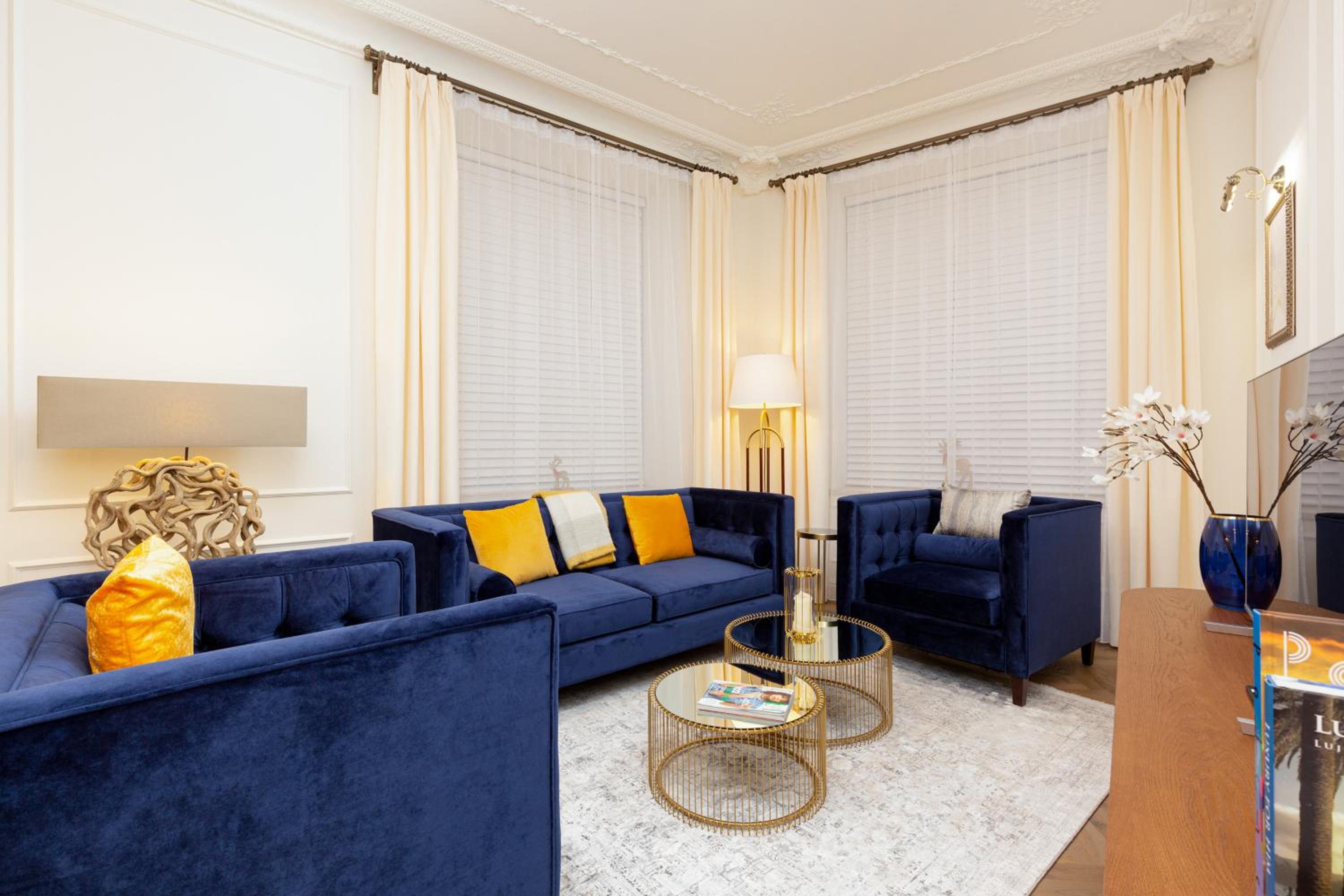 Royal Apartment Kopernika by Renters Prestige view 5