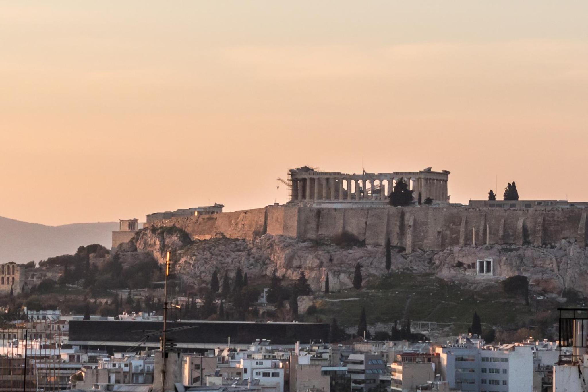 Renovated 3 bedroom apt with Acropolis View