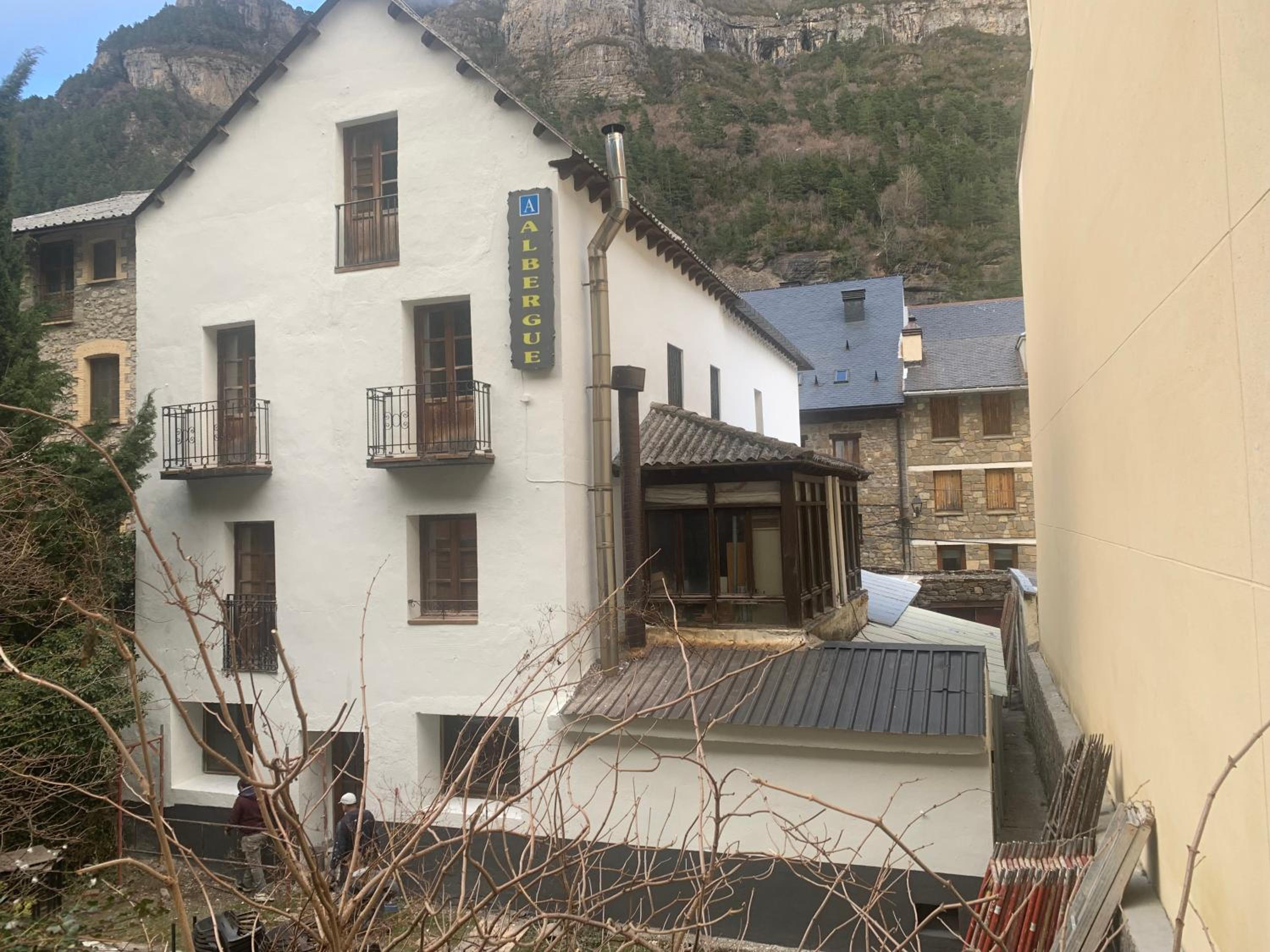 Albergue-Refugio Sargantana view 3