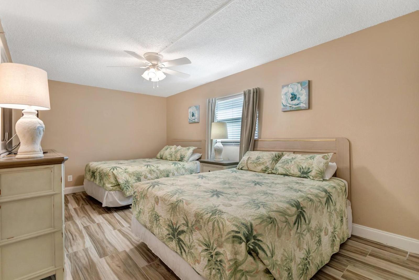 Direct Beachfront 1b 1b Corner - Sandy Shores #301