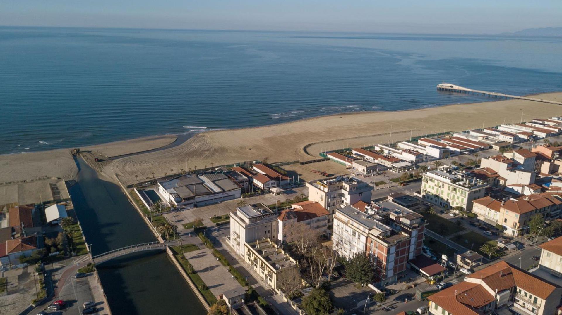 Toscana Versilia appartamento fronte spiaggia con garage privato